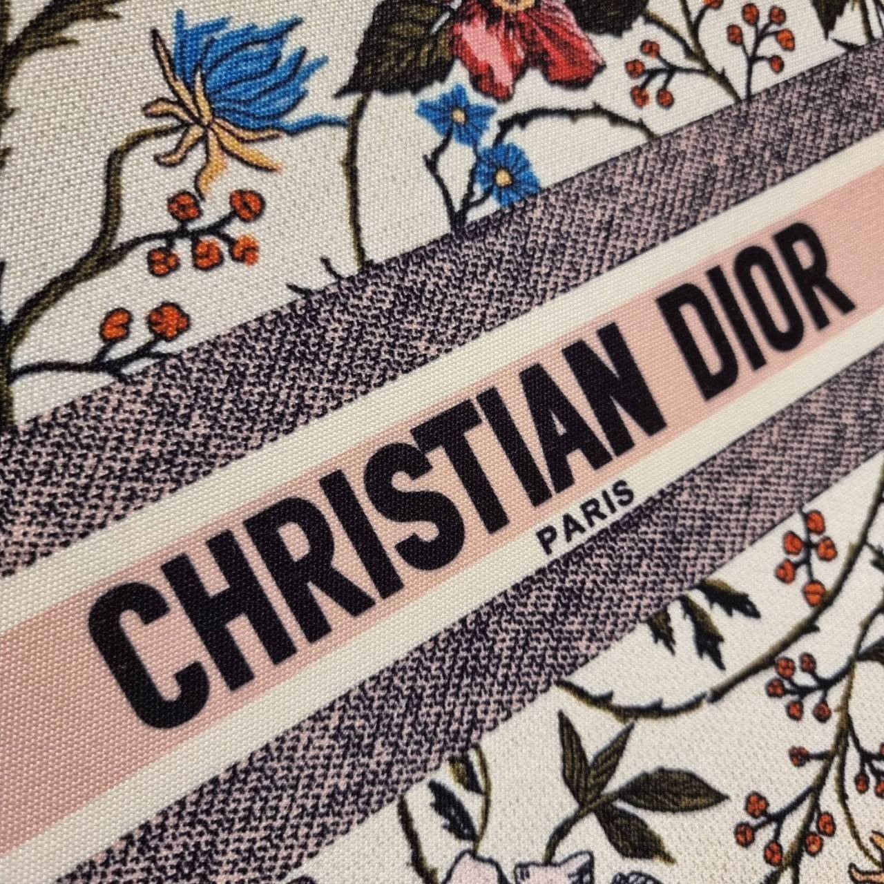 VIP 】HOT ARRIVAL!! DIOR CD SHOPPING BAG WITH GWP กระเป๋าทรงช้อปปิ้งใบใหญ่ จุใจ!! พรีเมี่ยมกิ๊ฟรุ่นดับเบิ้ลฮอต ดีไซน์คลาสสิควินเทจ สวยหรู วัสดุผ้าแคนวาสลายกราฟฟิค ภายในโล่งกว้างมากๆ ใส่ของจุสุดๆ โน้ตบุ้ค ไอแพด กระเป๋าสตางค์ มือถือ หรือเสื้อผ้ายังได้ สะพายค