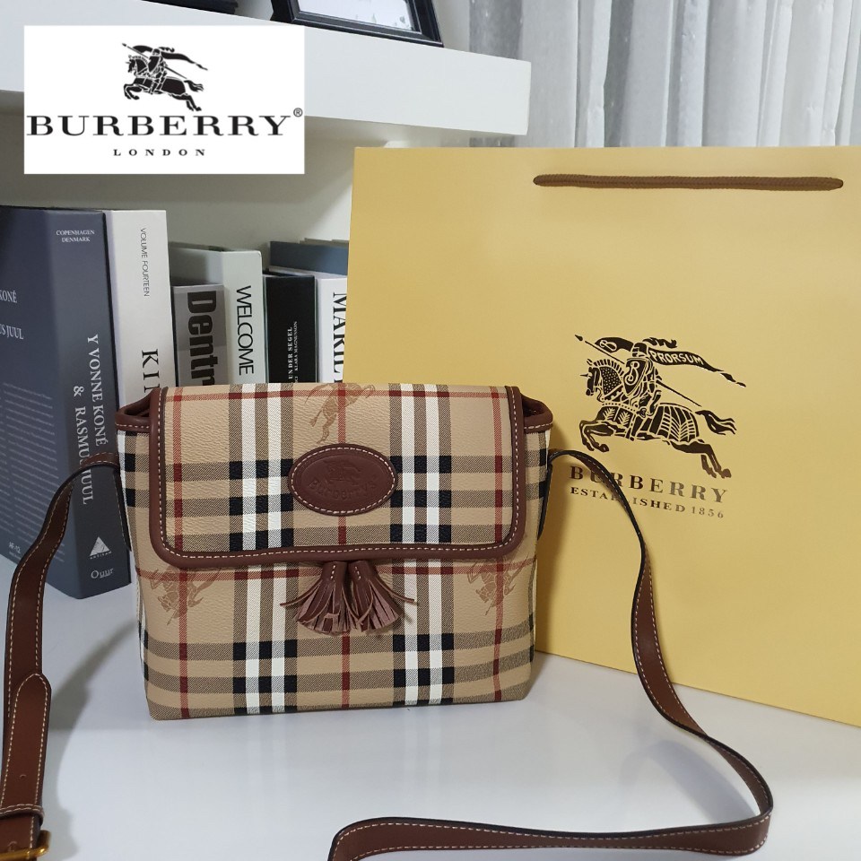 พรีเมี่ยมกิ๊ฟแท้ 100% 】BURBERRY CROSSBODY VINTAGE BAG VIP GIFT WITH PURCHASE (GWP) พรีเมี่ยมกิ๊ฟ Limited Edition จากBURBERRY วัสดุหนังPVC สวยอยู่ทรง เปิดปิดด้วยฝาปิดกระดุมแม่เหล็กประดับริบบิ้นพู่