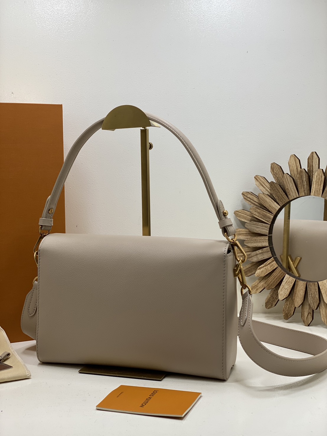 TOP ORI หนังแท้ | เกรดดีสุด LV Soft Twist Handbag กระเป๋าถือสุดไอคอนิก ถือเป็นกระเป๋าคู่ใจที่สมบูรณ์แบบสำหรับทุกวัน โดยผสมผสานแฟชั่นเข้ากับความสบาย