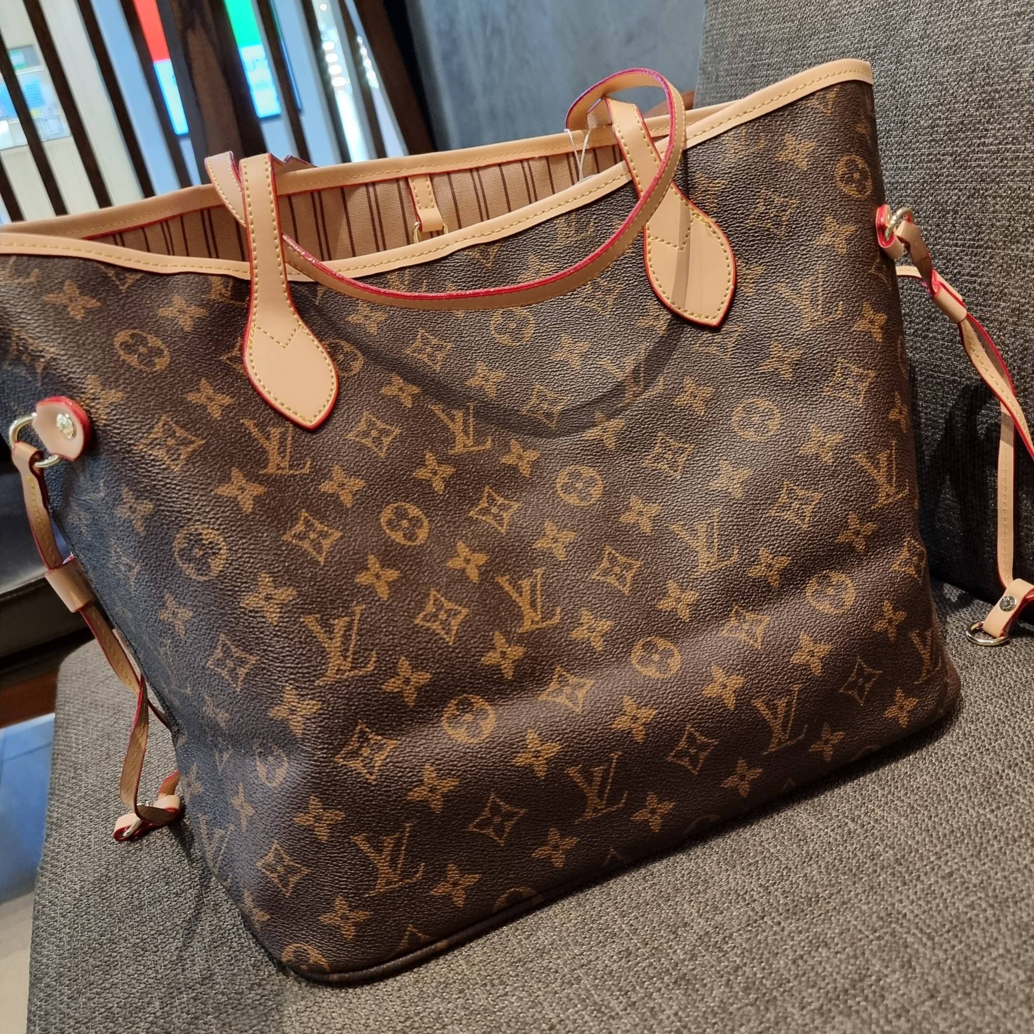 LV 2IN1 TOTE SET กระเป๋าสะพายไหล่ใบใหญ่ทรง tote มาพร้อมใบลูก คลาสสิคที่สุด เป็รอีกรุ่นที่มีคนใช้กันทั่วบ้านทั่วเมือง ฮิตแบบไม่ต้องพูดเยอะ วัสดุหนังแคนวาสปั๊มลายเต็มใบ ปากกระเป๋ามีหูเกี่ยว ด้านข้างมีหนังรูดเก็บทรงได้ ภายในโล่งกว้างมากๆ มีช่องซิปแยกให้ ใบเล