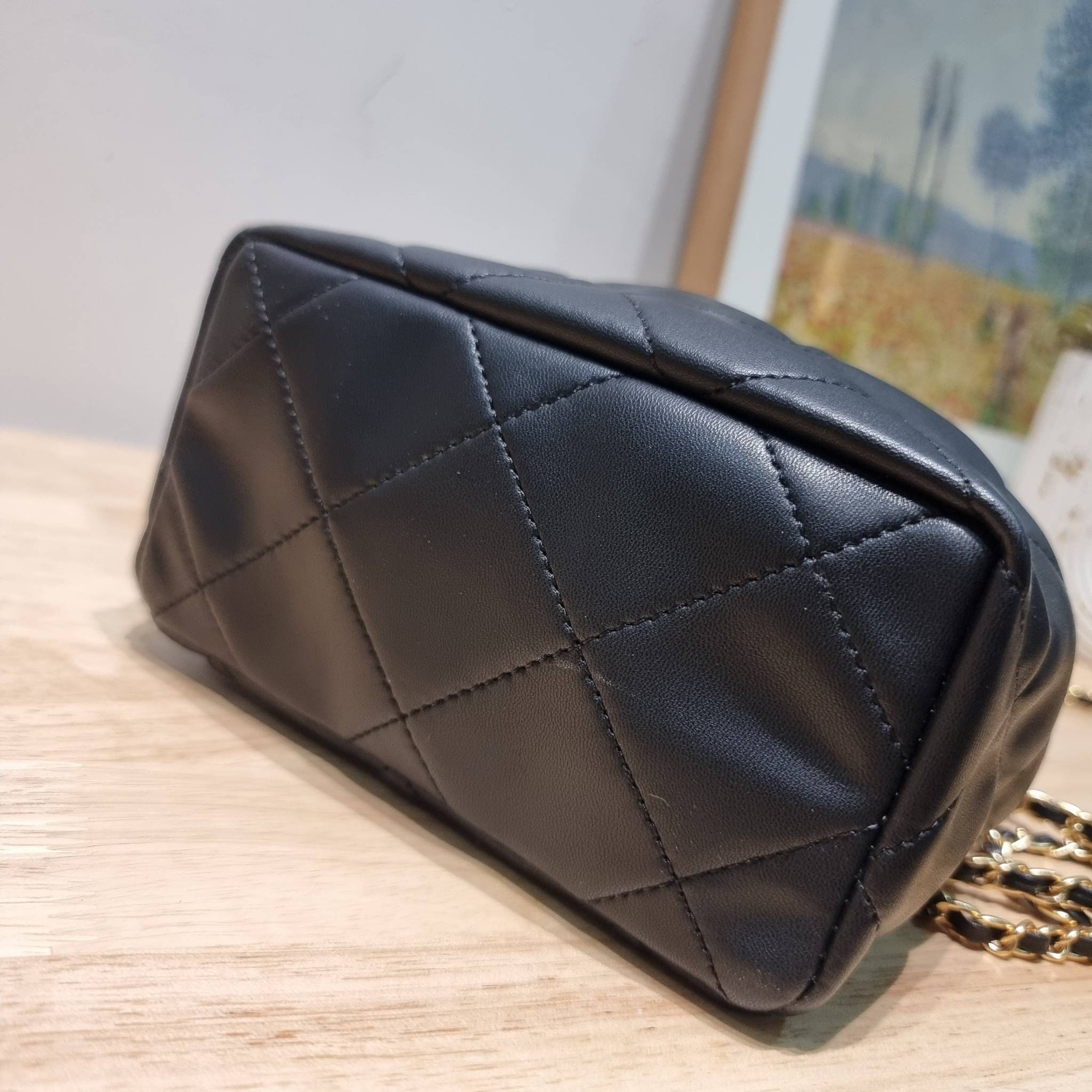 Chanel 23P mini bucket bag น่ารักมากๆ กับกระเป๋าสะพายไซส์มินิ ที่ปล่อยผ่านไม่ได้จริง ดีไซน์สายโซ่คล้องแขนตกแต่งอะไหล่ห้อยเพิ่มมูลค่า และยังตกแต่งโลโก้สวยเด่น