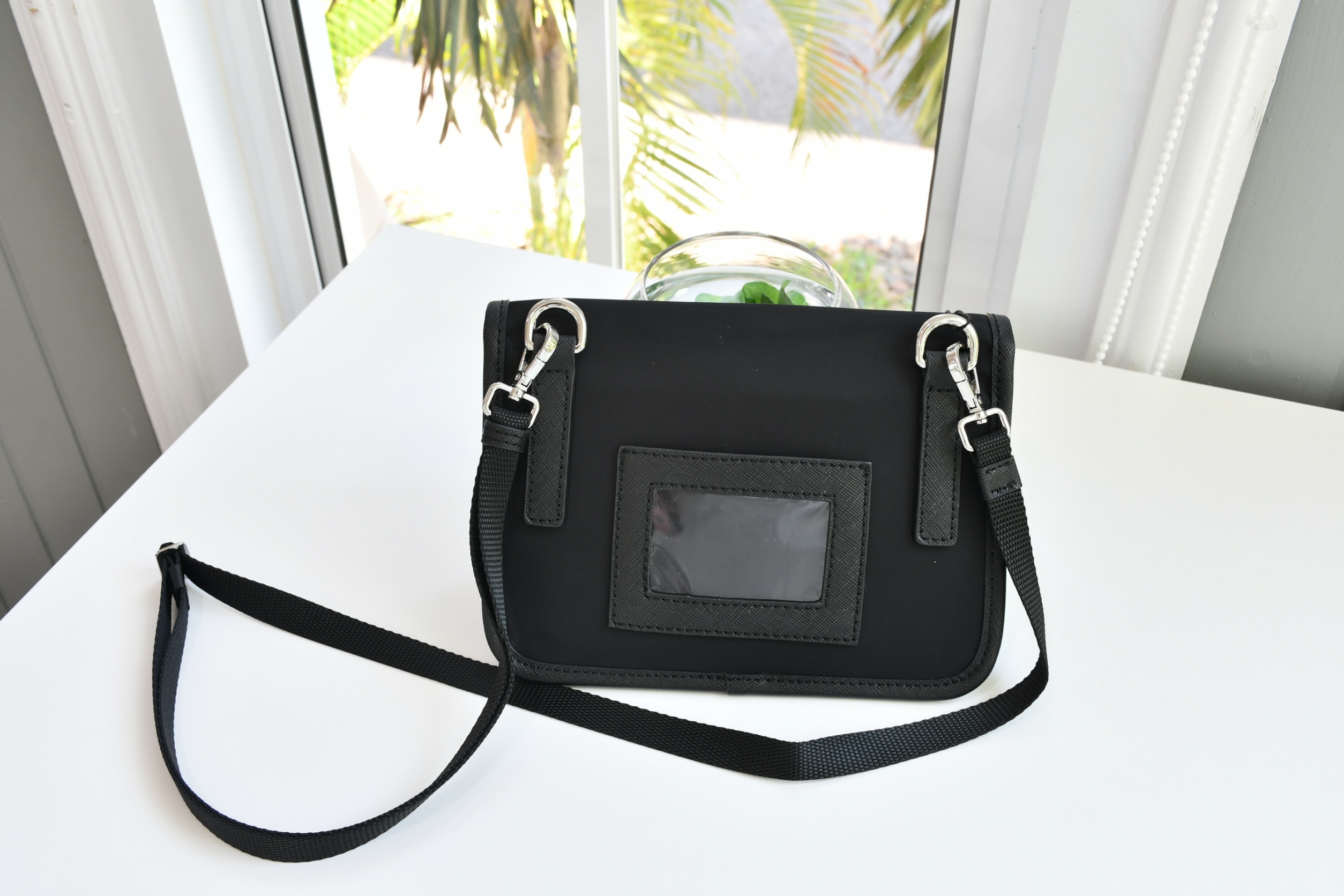 พรีเมี่ยมกิ๊ฟแท้ 100% 】Prada crossbody nylon bag Premium gift วัสดุผ้าไนล่อนกันน้ำ เป็นกระเป๋าคาดอก คาดเอว ขนาดกะทัดรัด ใส่ i-phone+ ได้ เปิดปิดด้วยตัวล๊อคแบบบีบ ด้านในโล่ง มีช่องเล็ก 1 ช่อง ใบนี้เทห์จริงๆ ใช้ได้ทั้งชาย-หญิง