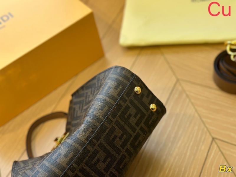 FENDI Peekaboo IseeU Petite canvas ff bag กระเป๋าสะพายหนังแคนวาส ทรงที่เป็นเอกลักษณ์ของแบรนด์ พิมพ์ลายโมโนแกรมเต็มใบ