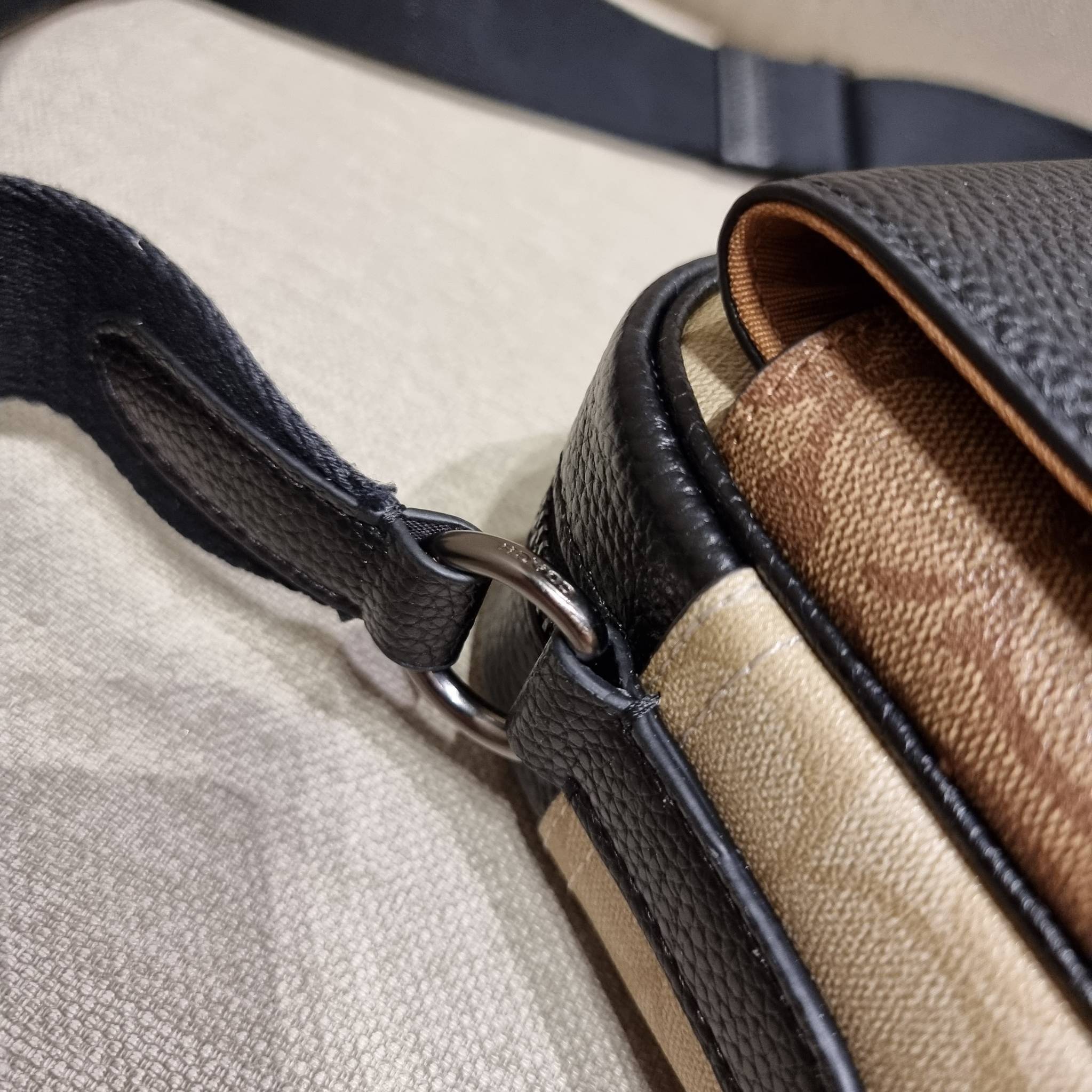 COACH C6080 HUDSON CROSSBODY IN BLOCKED SIGNATURE CANVAS ยกความคูลมาให้หนุ่มๆถึงที่!! ไอเท็มเด็ดหายาก กระเป๋าสะพายข้างดีไซน์ตัดสี เท่ไม่ซ้ำ วัสดุหนังแคนวาสสลับหนัง pepble ทนทาน ใช้งานง่าย ด้วยฝาปิดแบบกระดุมแม่เหล็กด้านหน้า และซิปที่ช่องหลัก ใช้ของได้เลยแบ