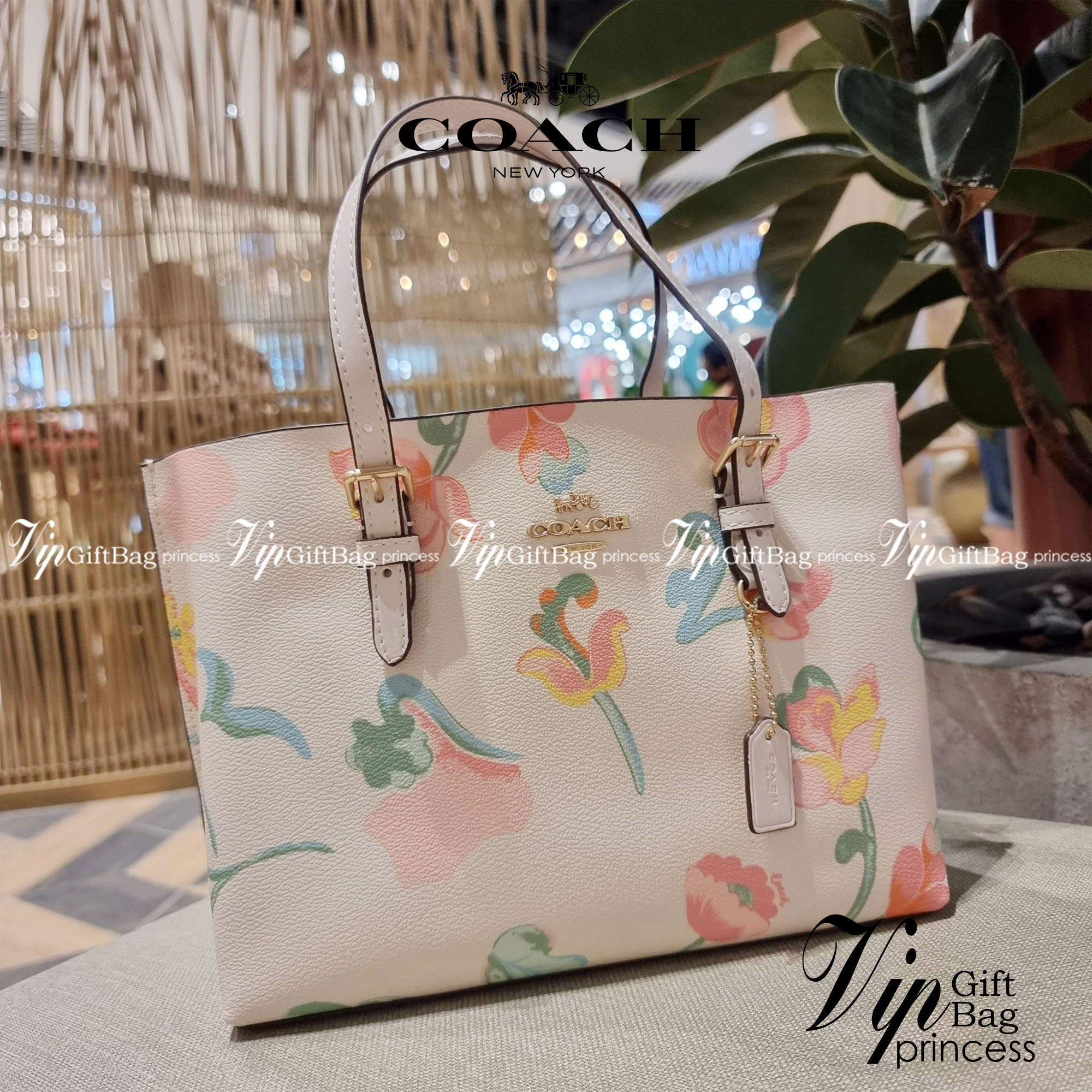 COACH C8217 MOLLIE TOTE 25 WITH DREAMY LAND FLORAL PRINT คอลใหม่ล่าสุด ยังไม่เข้า shop ไทย สวยๆแบบไม่ต้องรอพรีฯให้ยาวนาน กับกระเป๋าโท้ทไซส์เล็กที่สาวๆต่างก็ต้องปักใจรัก สวยสมใจ ดีไซน์ลวดลายดอกไม้ คละเคล้าเต็มใบ ละมุน สดใส น่าใช้สุดๆ วัสดุหนังแคนวาส ภายในโ