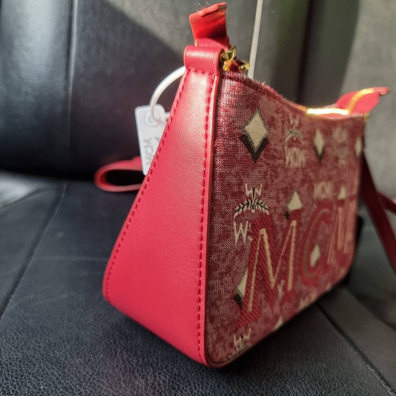 M.C.M MINI SHOULDER BAG IN VINTAGE JACQUARD MONOGRAM คอลเลคชั่นใหม่ล่าสุด โดดเด่นด้วยลายโมโนแกรม ถักทอบนผ้า woven jacquard กระเป๋าสะพายทรงพอชที่ไม่ธรรมดา มาพร้อมสายสะพายในตัว สามารถปรับใช้ได้ 2 แบบ สายยาวสะพายข้าง หรือจะนำสายเส้นกลางออกและปรับใช้สะพายไหล่