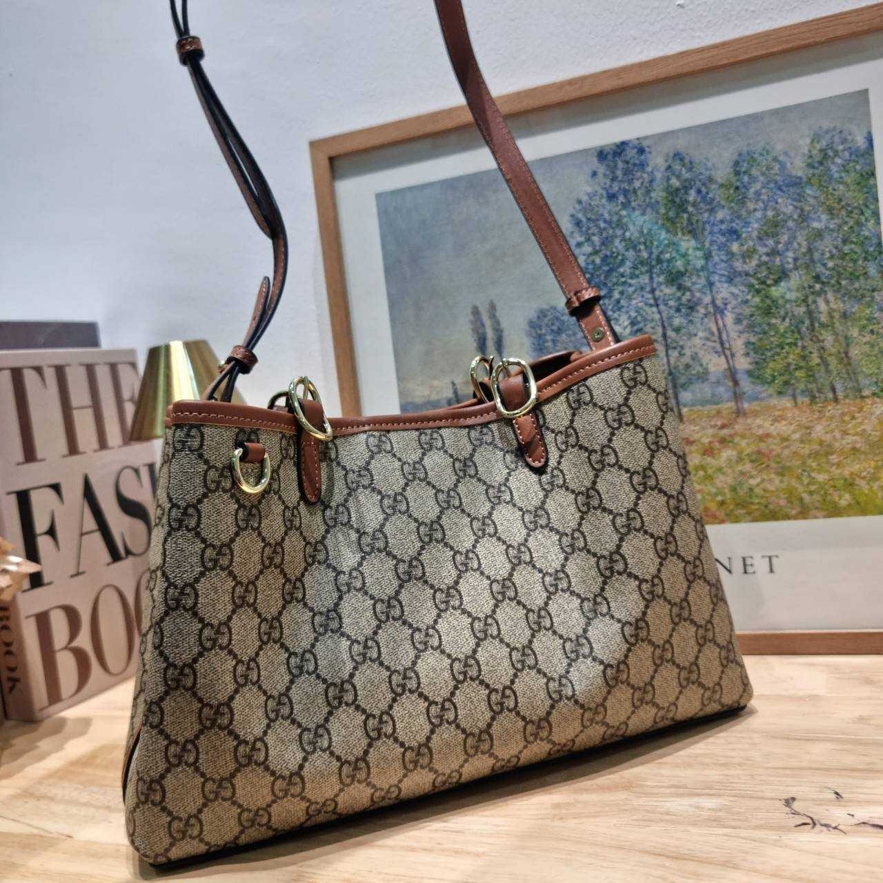 GUCCI GG Emblem small tote bag กระเป๋าทรงโท้ทสะพายไหล่ ที่ขนาดกำลังสวย ใส่ของได้แบบจุกๆ หูสะพายปรับและถอดออกได้ เก๋มากๆ