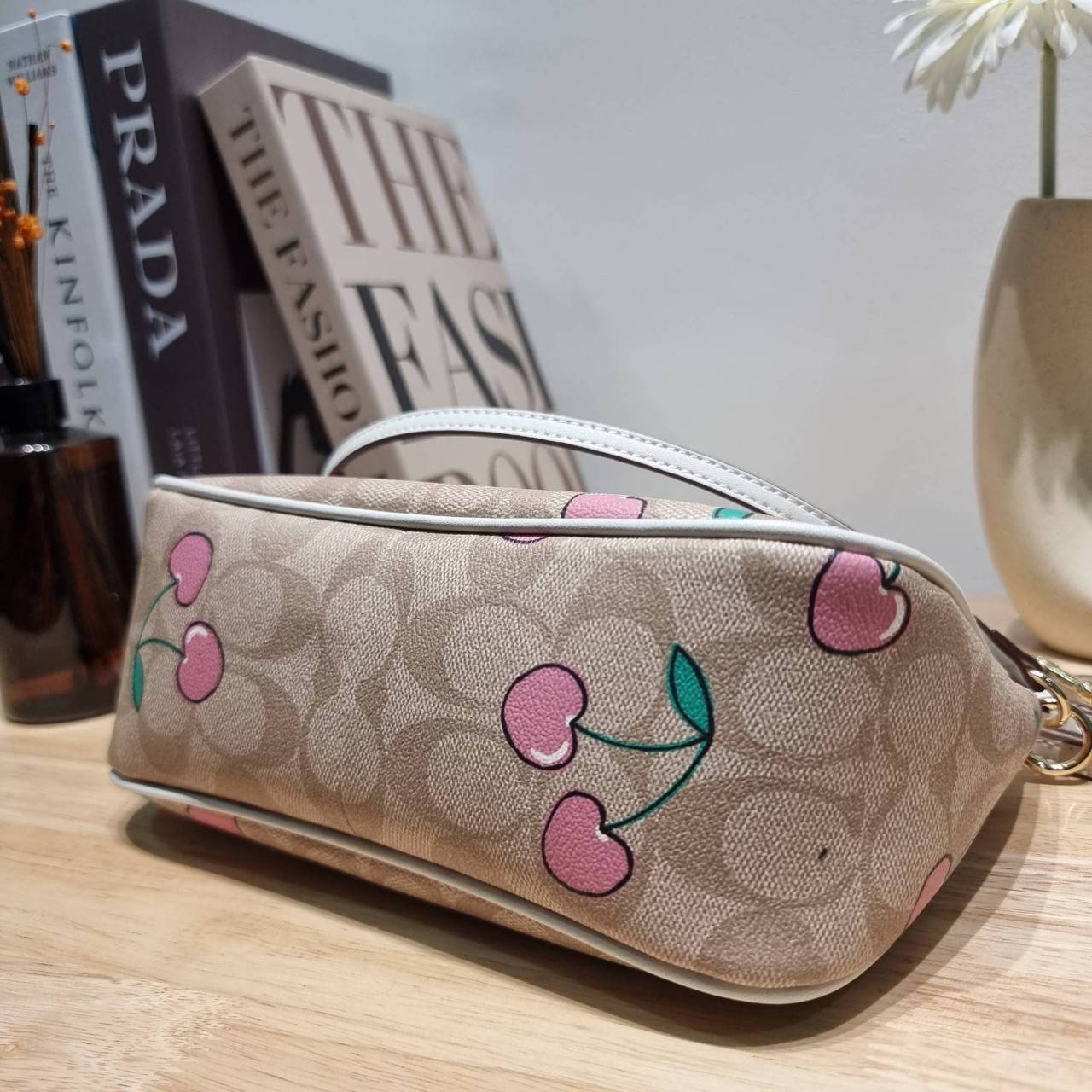 COACH F58321 TOP HANDLE POUCH คอลเลคชั่นสุดฮิต กับดีไซน์ใหม่ น่ารักน่าใช้ทุกแบบ กระเป๋าพอชทรงใช้งานง่าย สะดวก กะทัดรัด วัสดุหนังแคนวาสเคลือบคุณภาพ มาพร้อมสายคล้องในตัว และสายสะพาย crossbody ปรับเปลี่ยนได้ตามสไตล์ อีกหนึ่งไอเท็มที่สาวๆต้องมี ในราคาสุดคุ้ม 