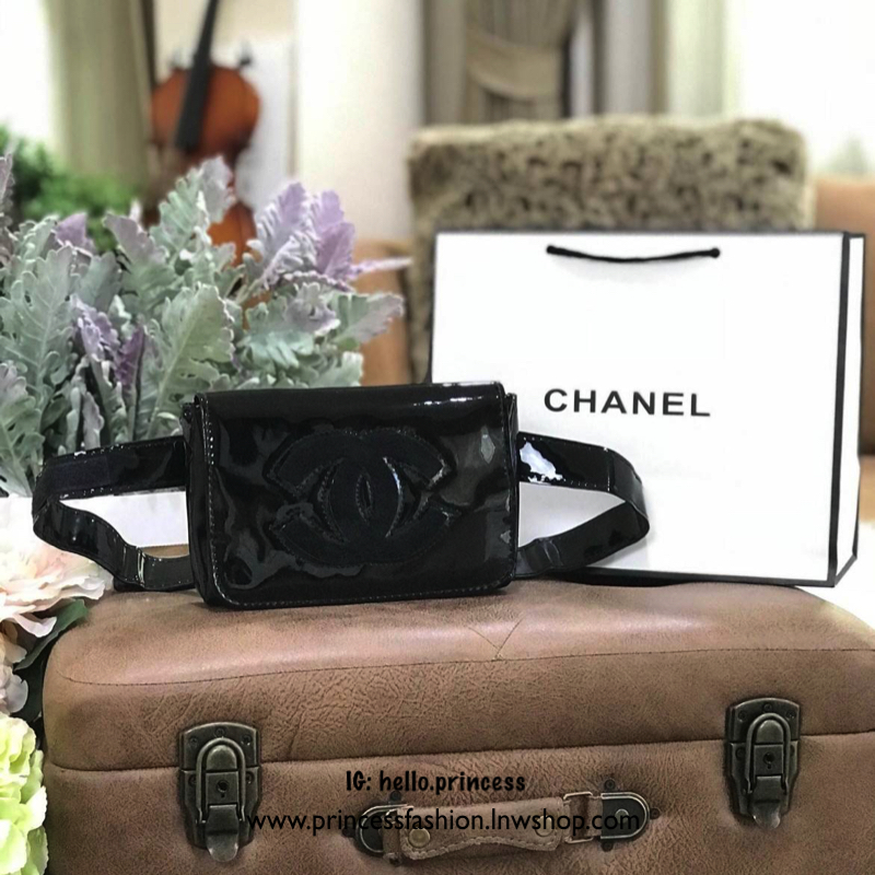 พร้อมส่งไอเท็มแนะนำ! New Chanel Waist Bag Gift With Purchase (GWP) กระเป๋าสะพายคาดเอวหรือคาดอกพรีเมี่ยมกิ้ฟของแท้จาก Chanel Perfume Counter รุ่น Limited Edition วัสดุหนังเเก้วเรียบสวยอยู่ทรงลายมีโลโก้ด้านหน้า เปิดปิดด้วยฝาปิดกระดุมแม่เหล็ก ภายในโล่ง ซับใน