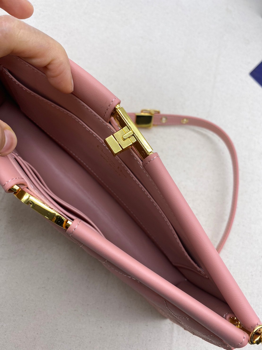 Dior Caro Colle Noire Clutch with Chain Cannage / DIOR Clutch / DIOR BAG พร้อมส่ง 4 สี กระเป๋าสะพายทรงคลัท ดีไซน์เรียบหรู ดูแพง รุ่นนี้คือ ถือแล้วผู้ดีมากค่ะ