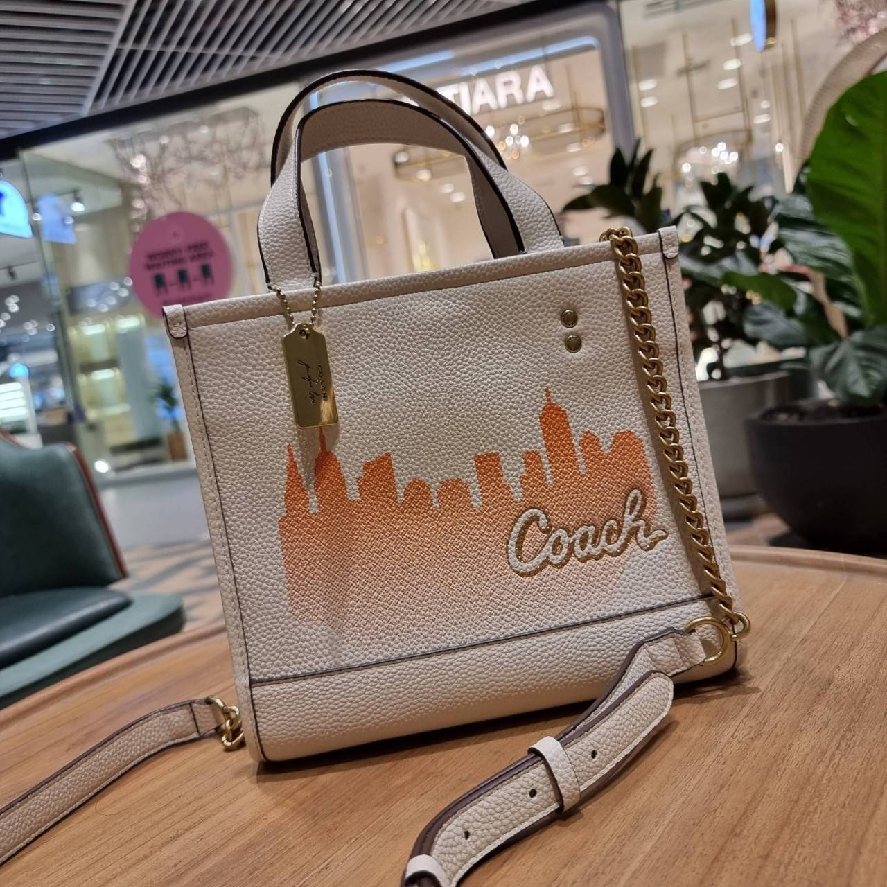 COACH C6494 COACH x JENNIFER LOPEZ DEMPSEY TOTE 22 WITH NYC SKYLINE คอลเลคชั่นใหม่ล่าสุด ยังไม่เข้า shop ไทย!! สุดยอดตัวแม่แห่งความเซ็กซี่ เจนนิเฟอร์ โลเปซ คอลแลบกับแบรนด์ เพิ่มความมีเสน่ห์ให้กับไอเท็มนี้ได้อย่างไม่ต้องสืบ!! กระเป๋าสะพายทรงโท้ท ดีไซน์โดดเ