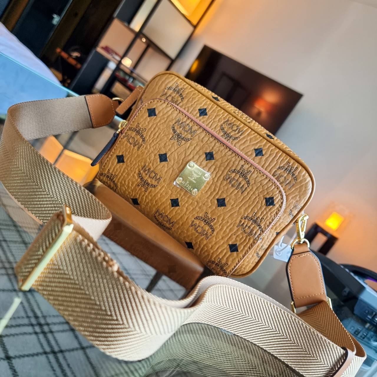 M.C.M KLASSIK CROSSBODY BAG สาวกเอ็มซีเอ็มต้องมีน้า!! หนุ่มๆเค้าสะพายกัน!! กระเป๋าสะพายข้างทรงครอสบอดี้ ที่ดาราใช้กันเพียบ!! รุ่นนี้หนุ่มๆสะพายหรือสาวๆก็สะพายได้น้า ขนาดกำลังดี วัสดุหนังแคนวาสคุณภาพดี มีช่องหลัก 2 ช่อง เปิด-ปิดด้วยซิป ด้านหลังมีช่องย่อยอี