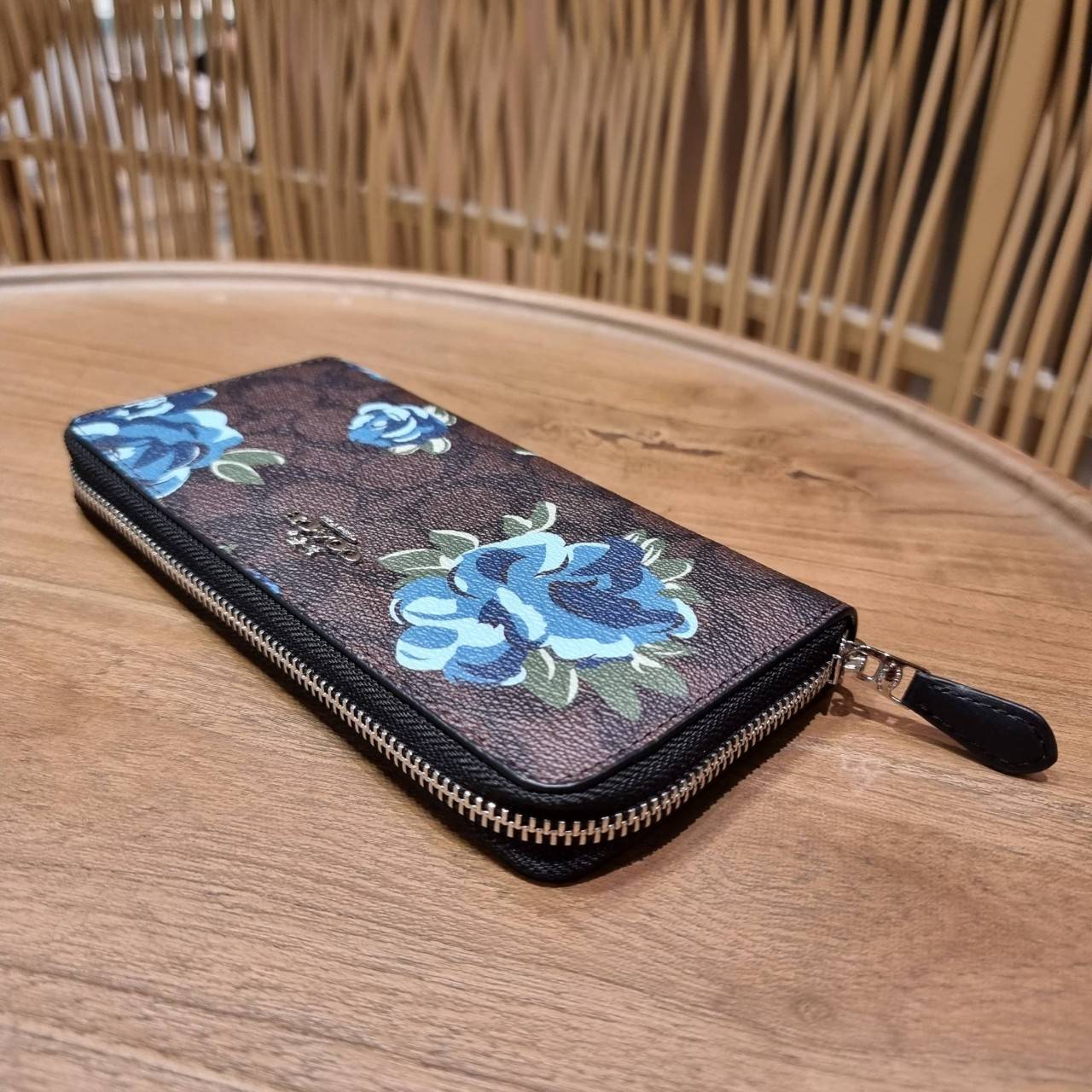 COACH ACCORDION ZIP WALLET IN SIGNATURE CANVAS WITH PRAIRIE ROSE / JUMBO FLORAL / CAMO ROSE FLORAL / MEDLEY BOUQUET PRINT ((F31572/F39189/F26290/F2859)) สวยคลาสสิคไม่มีใครเกิน!! กระเป๋าสตางค์ใบยาว ลวดลายสวย สีสันโดดเด่น วัสดุหนังแคนวาสเคลือบ เปิด-ปิดด้วยซ