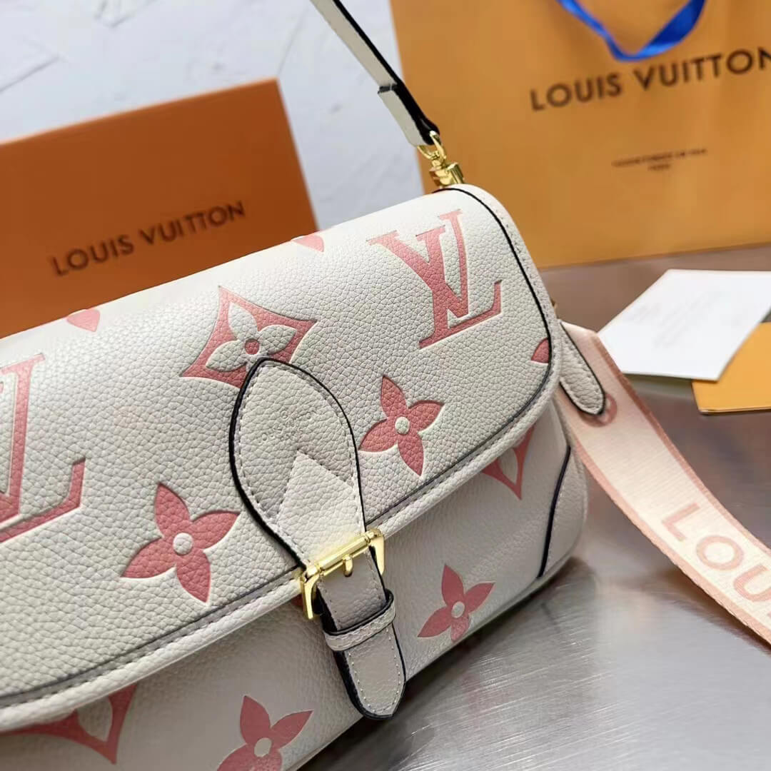 LV DIANE Monogram Canvas - Handbags ดีไซน์น่ารักน่าใช้มากๆ มีสายมาให้ถึง 2 แบบ สายหนังคล้องไหล่ได้ และสายสปอร์ตครอสบอดี้ได้ ปรับเปลี่ยนใช้ตามลุคแต่ละวันได้เลย