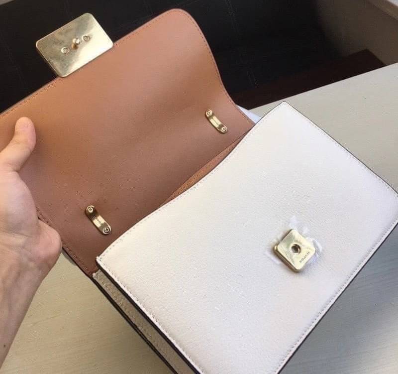 COACH ALIE SHOULDER BAG ((4615)) กระเป๋าสะพายข้างหรือสามารถทบสายกันเพื่อคล้องไหล่ได้ค่ะ วัสดุหนังแท้ หนังนิ่มสวยงามมากๆค่ะ ด้านหน้าเป็นแผ่นโลหะแบรนด์ดูหรูทีเดียว เปิดปิดกระเป๋าแบบกดล็อค ภายในแบ่งช่องหลักหนึ่งช่องค่อนข้างกว้างใส่มือถือได้ทุกรุ่น;กระเป๋าเงิ