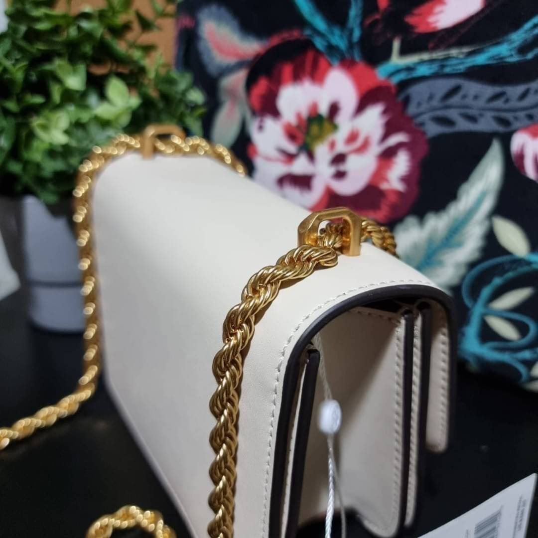 TORY BURCH ELEANOR SMALL CONVERTIBLE SHOULDER BAG ฮอตไอเท็ม รุ่นนี้ขายดีขายหมด สวยหรู คุณหนู ผู้ดี!! หายากมากแล้วน้า กระเป๋าสะพายข้าง ดีไซน์อยู่ทรง ขนาดกำลังสะดวกใช้สำหรับสาว วัสดุหนังแท้เต็มใบ สีทูโทน เปิด-ปิดด้วยแถบแม่เหล็ก ภายในแบ่งสัดส่วนได้เป็นอย่างด