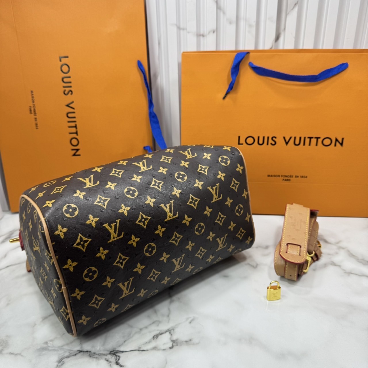 ORI หนังแท้ | LV Speedy P9 Bandoulière 30 Bag กระเป๋าสะพายทรงหมอนสปีดี้ใบใหญ่ คอลใหม่ล่าสุดหรูหราโดดเด่น แต่งลายนูนเพิ่มเท็กเจอร์เต็มใบ รูปทรงใช้งานง่ายสวยตลอดกาล