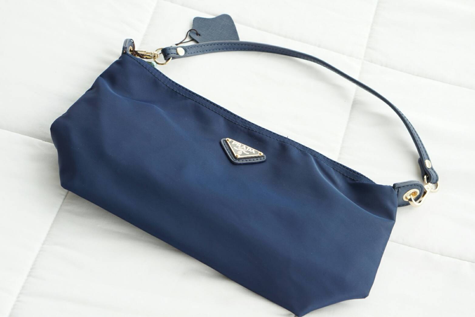 Prada Nylon Mini Crossbody Bag เข้ารอบสุดท้ายแล้วน๊าา กระเป๋าสะพายข้าง ผ้าไนล่อนอย่างหนา งานสวยโลโก้ตามสีกระเป๋า ทรงถ่วงใช้ง่าย ทรงและสี ตามของแท้ชนช็อปเลย สะพายได้2สาย สั้น ยาว หรือจะถอดสายออกถือเปนคลัชก็ได้ ตามชอบกันไปเลย ใส่ของได้เยอะเลย ทรงยิ่งถ่วงยิ่