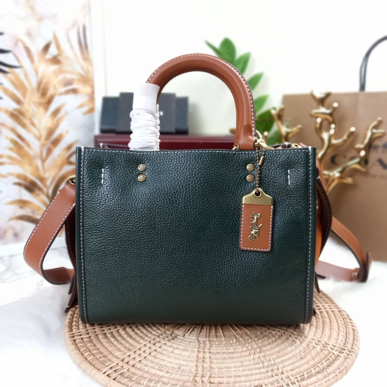OUTLET 】COACH ROGUE 25 IN COLORBLOCK (C5575) ที่สุดแห่งความหรูหรา สุดคลาสสิค 🌺กระเป๋าหนังแท้คุณภาพเยี่ยม สัมผัสนิ่มละมุนจนต้องหลงรัก ด้านข้างเพิ่มความสวยเก๋ด้วยหนังกลับ อยู่ทรงสุดสวย น่าใช้ น่ามอง จนใครๆต้องเหลียวหลังตาม//ด้านในมี 2 ช่องกว้าง กับอ