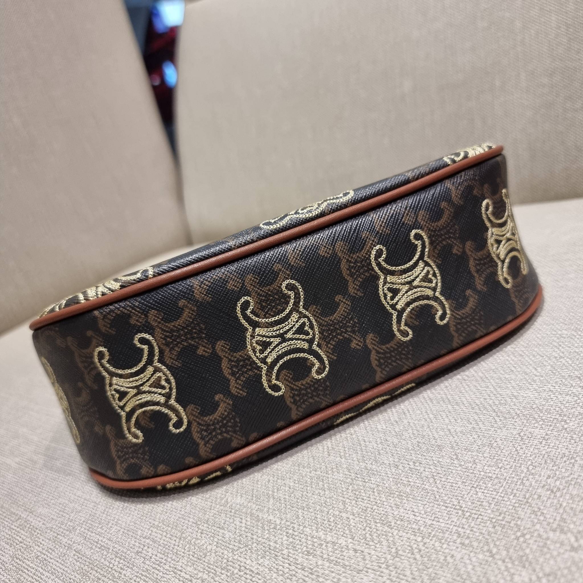 VIP 🥂 CELINE AVA IN TRIOMPHE CANVAS WITH TRIOMPHE HEART EMBROIDERY สวยเกินต้านรุ่นสุดปัง ที่ดีไซน์ออกมาใหม่ พร้อมให้ได้สวยก่อนใครไปเลย กับกระเป๋าสะพายไหล่ รูปทรงไม่เหมือนใครไม่เกร่อ ใช้แล้วดูแพง!! และที่น่ารักแบบตะโกนก็ตรงที่ โลโก้ลายปัก ดีเทลเดิน