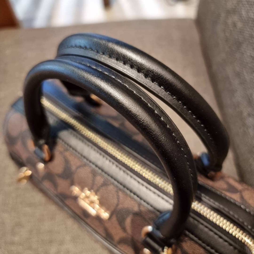 COACH F83607 ROWAN SATCHEL IN SIGNATURE CANVAS กระเป๋าทรงหมอนยอดฮิต คลาสสิคใช้งานได้ไม่มีเบื่อ มาครบสีขายดี ด้วยรูปทรงสวยงาม และใช้งานได้อย่างกระฉับกระเฉง วัสดุหนังแคนวาสเคลือบลาย ทนทาน ภายในโล่งกว้าง มีช่องซิปและแบ่งสัดส่วนได้ลงตัว บอกเลยว่าสาวๆพลาดไม่ได