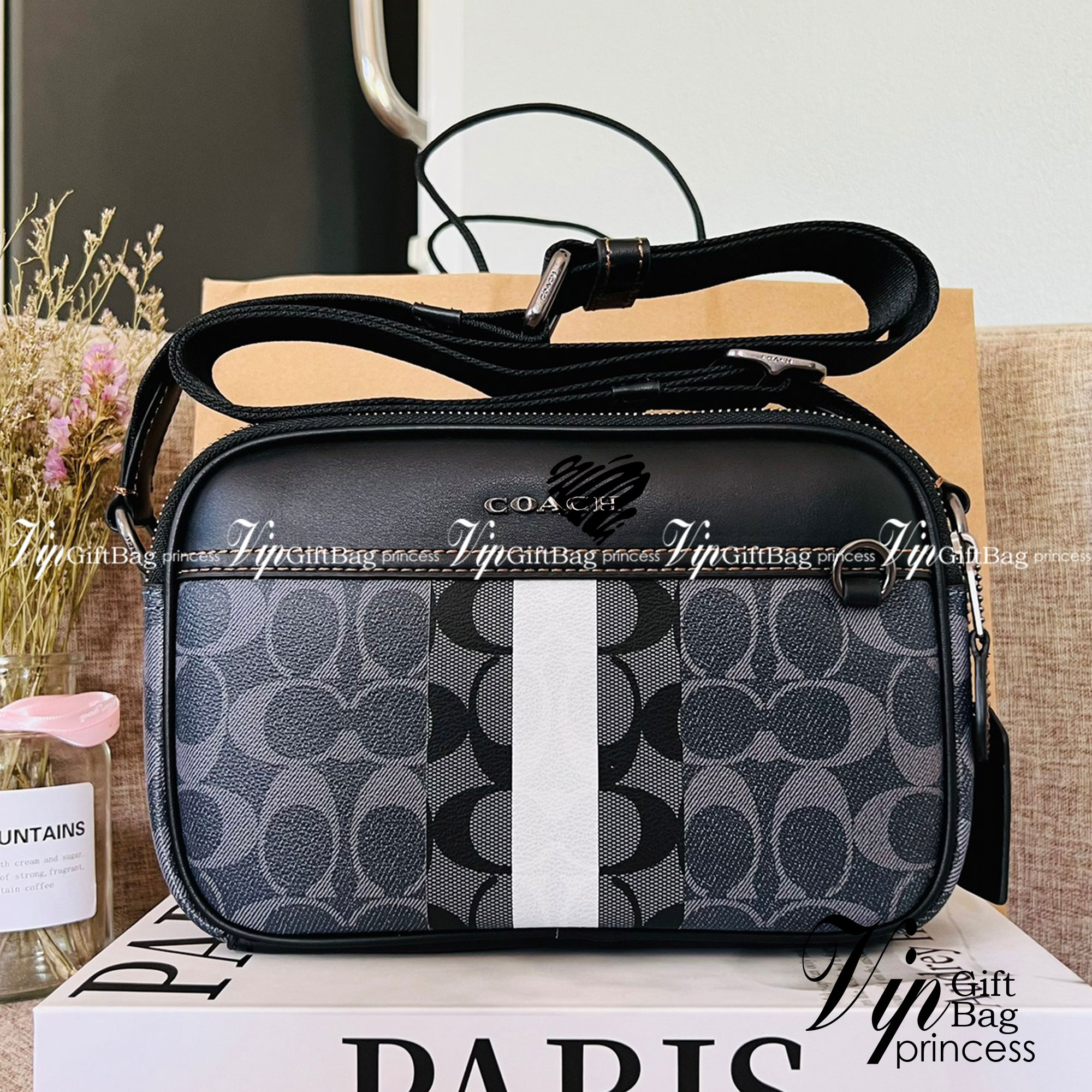 COACH Graham Crossbody In Blocked Signature C9965 กระเป๋าสะพายข้างผู้ชาย กระเป๋าผ้าเคลือบซิกเนเจอร์และหนังอย่างดี ภายในกระเป๋าเอนกประสงค์ ปิดซิปคู่ ซับในผ้า กระเป๋าสลิปด้านนอก สายปรับได้ยาว 25 นิ้ว สำหรับสะพายไหล่หรือสะพายข้าง