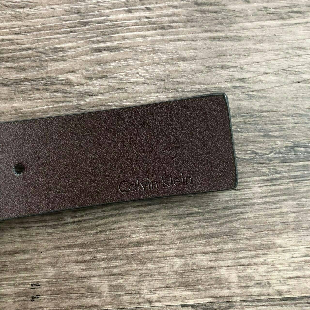 Calvin Klein Leather Belt & Wallet Set เซตสุดคุ้ม จะะมอบเป็นของขวัญหรือใช้เองก็แนะนำเลยค่าา อุปกรณ์ : มาพร้อมถุงกระดาษแบรนด์ + กล่องแบรนด์ + ที่เจาะรูเข็มขัด + ห่วงเข็มขัด