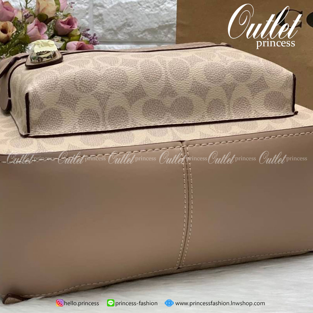 COACH LARGE SIGNATURE CAMPUS BACKPACK (32754) กระเป๋าสะพายหลังแบบมีหูหิ้ว หนังแท้อย่างดี หนังสมูทมากๆค่ะ พร้อมสีสุดคลาสสิค! ด้านหน้ามีช่องซิปขนาดกลางให้หนึ่งช่อง เปิดปิดช่องหลักแบบซิปคู่ ภายในกว้างมากๆค่ะ ใส่ได้เยอะทีเดียว มีช่องซิปและช่องเล็กใส่ของจุกจิก