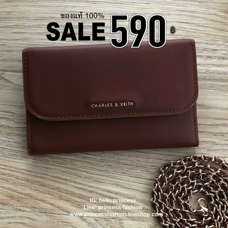Charles & Keith Front Flap Wallet กระเป๋าสตางค์ มาพร้อมสายโซ่สลับหนัง เปิด - ปิดกระเป๋าด้วยกระดุม ด้านในมีช่องหลายช่อง แยกเก็บของได้เป็นสัดส่วน และมีช่องซิป 1 ช่องค่ะ ด้านหลังมีช่องอีก 1 ช่อง มาพร้อมสายโซ่สลับหนังยาวประมาณ 114 cm สามารถถอดได้ (ปรับไม่ได้ค