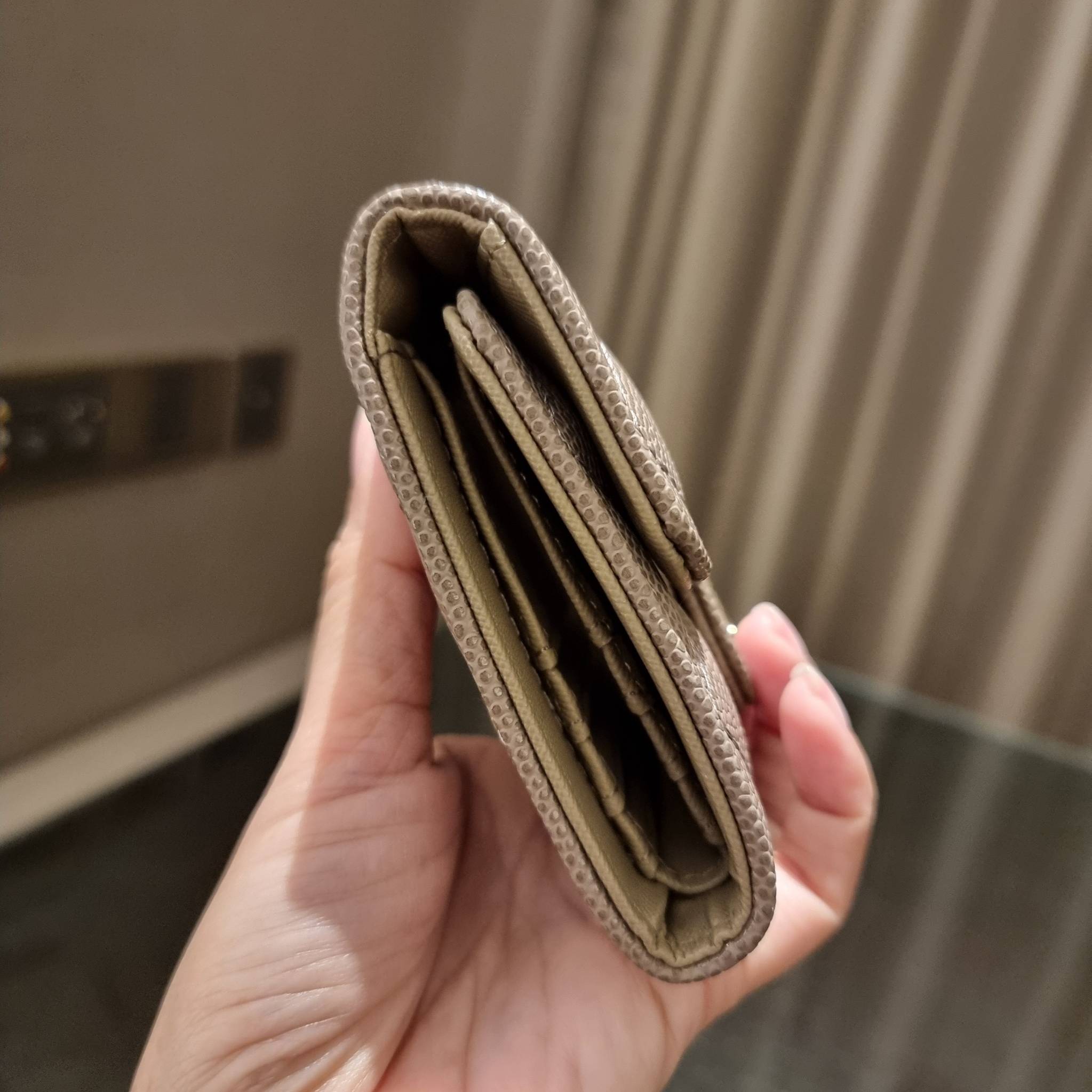 VIP 】มาแล้วจ้า!! รุ่นแนะนำ!! ฮิตติดใจสาวๆ!! กระเป๋าสตางค์ใบสั้นรุ่นฝาพับ จาก Chanel premium for gift เรียบหรู ดูไฮน์ วัสดุหนังสังเคราะห์ลายคาร์เวีย ด้านในเป็นหนังซาฟเฟียโน่ เปิด-ปิดด้วยกระดุมแม่เหล็ก ภายในกระเป๋ามีช่องใส่บัตร ใส่ธนบัตรได้ ดีไซน์เรียบหรูตา