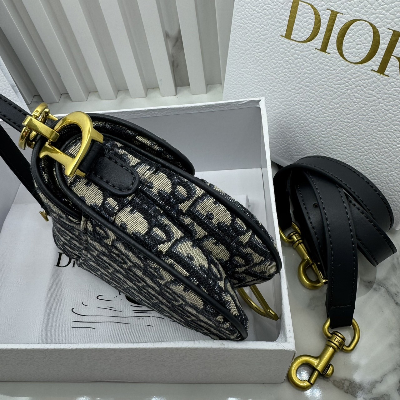 DIOR Mini Saddle Bag with Strap Blue Dior Oblique Jacquard / Black Grained Leather กระเป๋าสะพายทรงอานม้าเอกลักษณ์ของแบรนด์แห่งตำนานความหรู