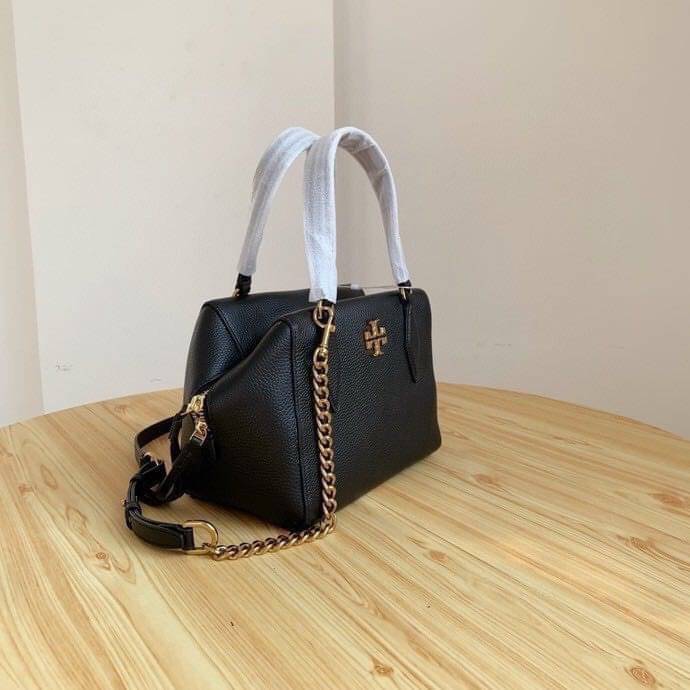 TORY BURCH KIRA PEBBLED SATCHEL BAG รุ่น 74650 กระเป๋าสะพาย Crossbody หนัง togo อะไหล่ทอง ทรงสวยสุดฮิต เป็นรูปทรงใหม่ มาแรงที่สุดในตอนนี้!! สัมผัสนุ่มมือ ตั้งอยู่ทรง ออกแบบเก๋ไก๋ สามารถปรับใช้ได้ 2 แบบ ไม่เหมือนใคร เปิดปิดด้วยซิป ภายในบุผ้าอย่างดี ช่องหลั