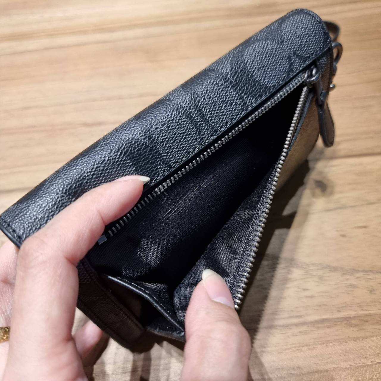 COACH F30205 FLAP PHONE WRISLET IN SIGNATURE CANVAS กระเป๋าสตางค์ 2IN1 มาอีกแล้วจ้า ความคลาสสิคที่จับต้องได้ ใช้งานได้สะดวกกว่าเดิม วัสดุหนังแคนวาสเคลือบลาย ภายในใส่ธนบัตร ใส่บัตรได้เยอะ มีช่องซิปแยก ใส่โทรศัพท์ได้ มาพร้อมสายคล้องมือ ใส่แขนไว้กันหล่นหาย ห