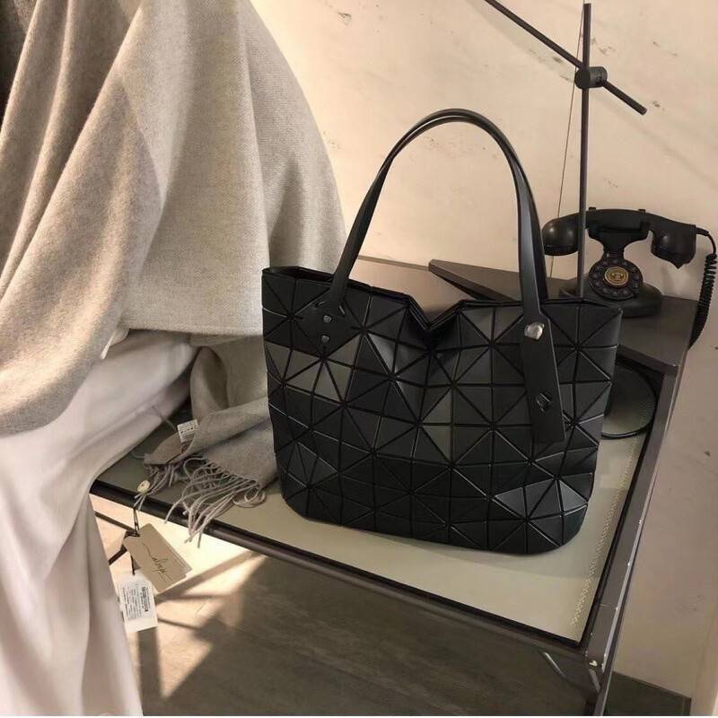 Bao Bao Issey Miyake ROCK MATTE ซีรีส์นี้จะเป็นทรงสี่เหลี่ยมผืนผ้า มีซิปปิดด้านบน ถือเป็นรุ่นที่เหมาะกับการใช้งานในชีวิตประจำวัน สามารถพับมุมและบริเวณด้านล่างของกระเป๋าเพื่อเพิ่มความสะดวกสบายในการใช้งาน ทั้งยังช่วยให้วางกระเป๋าในแนวตั้งได้อีกด้วย แผ่นต่อส