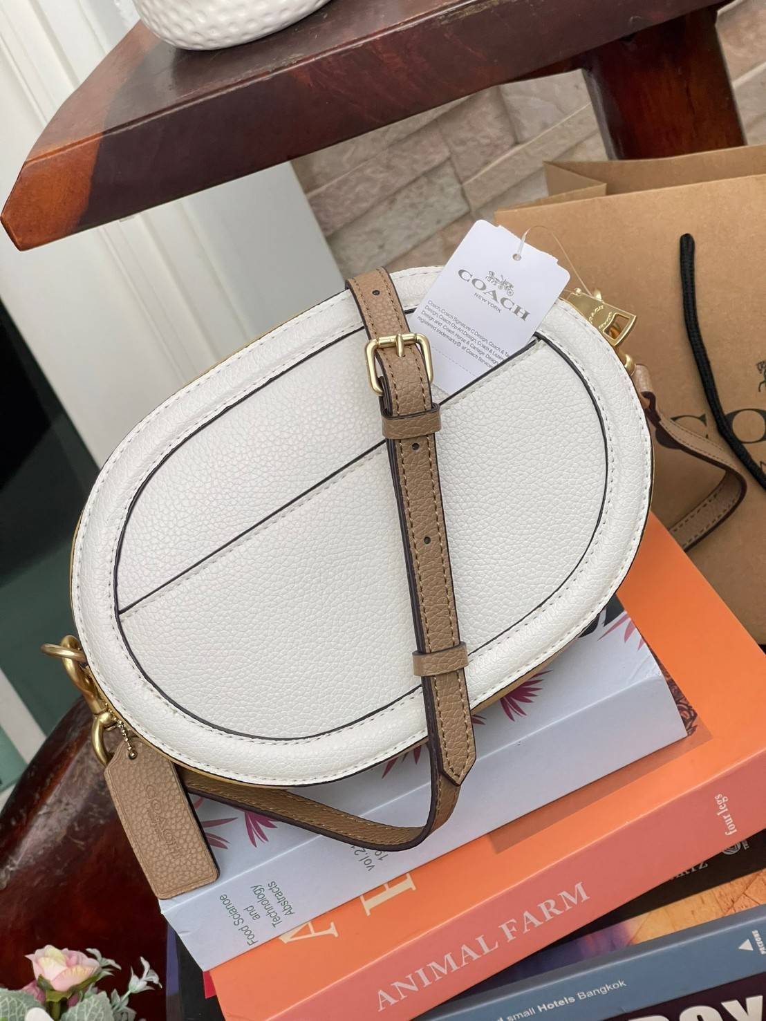 COACH CAMERA BAG IN COLORBLOCK WITH HORSE AND CARRIAGE (COACH C4164) กระเป๋าที่ดีไซน์ออกมาในทรงสะพายไหล่และทรง Camera คาดว่าเป็นรุ่นที่สาว ๆ เห็นแล้วจะต้องสะดุดตาเป็นพิเศษกับดีไซน์อันโดดเด่นที่ดูมีสไตล์ ไม่ว่าจะเป็นในวันสบาย ๆ หรือวันพิเศษก็สามารถนำไปมิกซ
