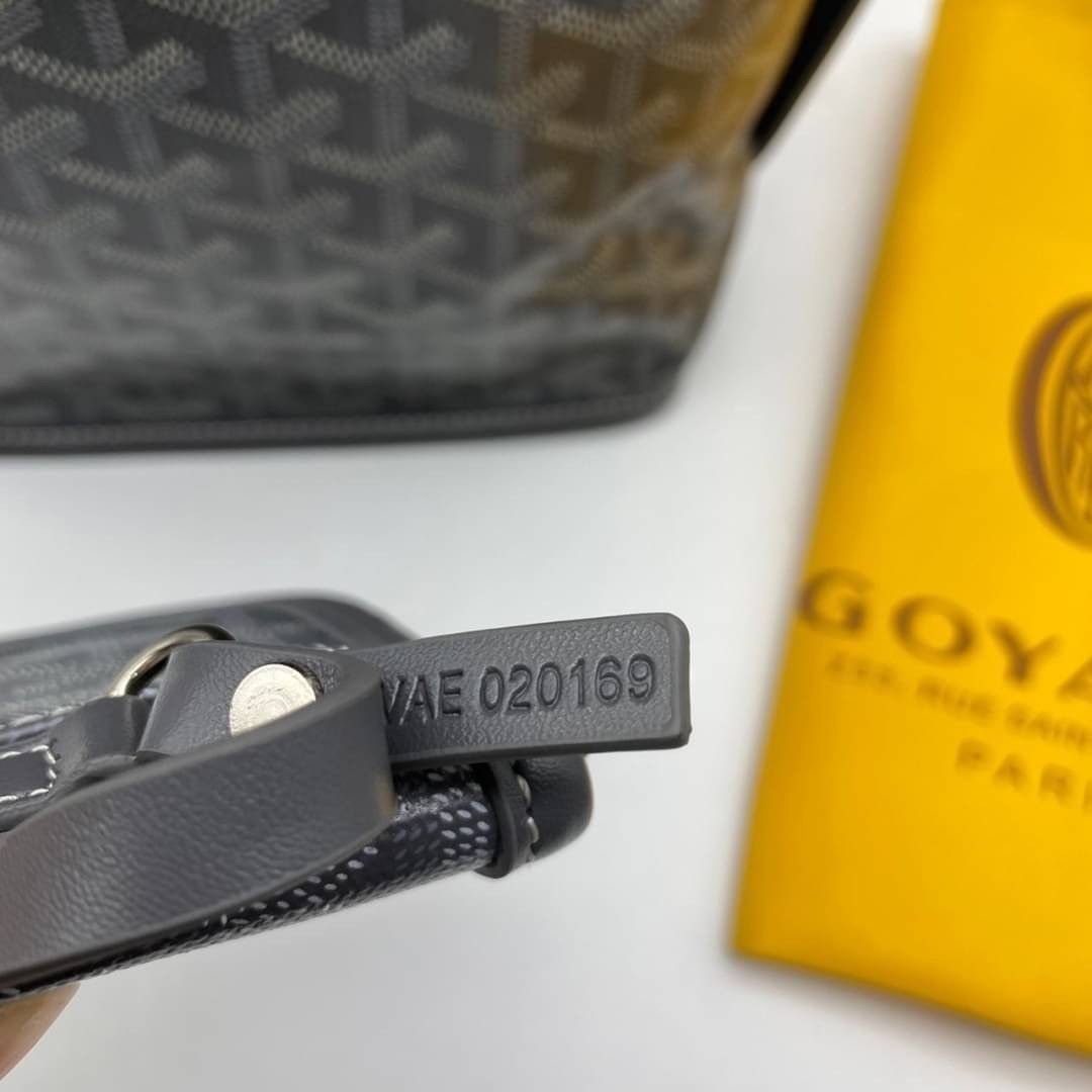 9 สี GOYARD ANJOU TOTE MINI / Goyard Mini Tote เกรดออริจินอลสลับแท้ ใช้งานต่างประเทศได้ ฮอตไอเท็ม กับกระเป๋าสะพายทรงโท้ท ไซส์มินิ กะทัดรัด มาครบสีขายดี เลิศทุกสี รูปทรงคลาสสิค ดีไซน์เป็นเอกลักษณ์ ใช้งานได้หลากหลาย