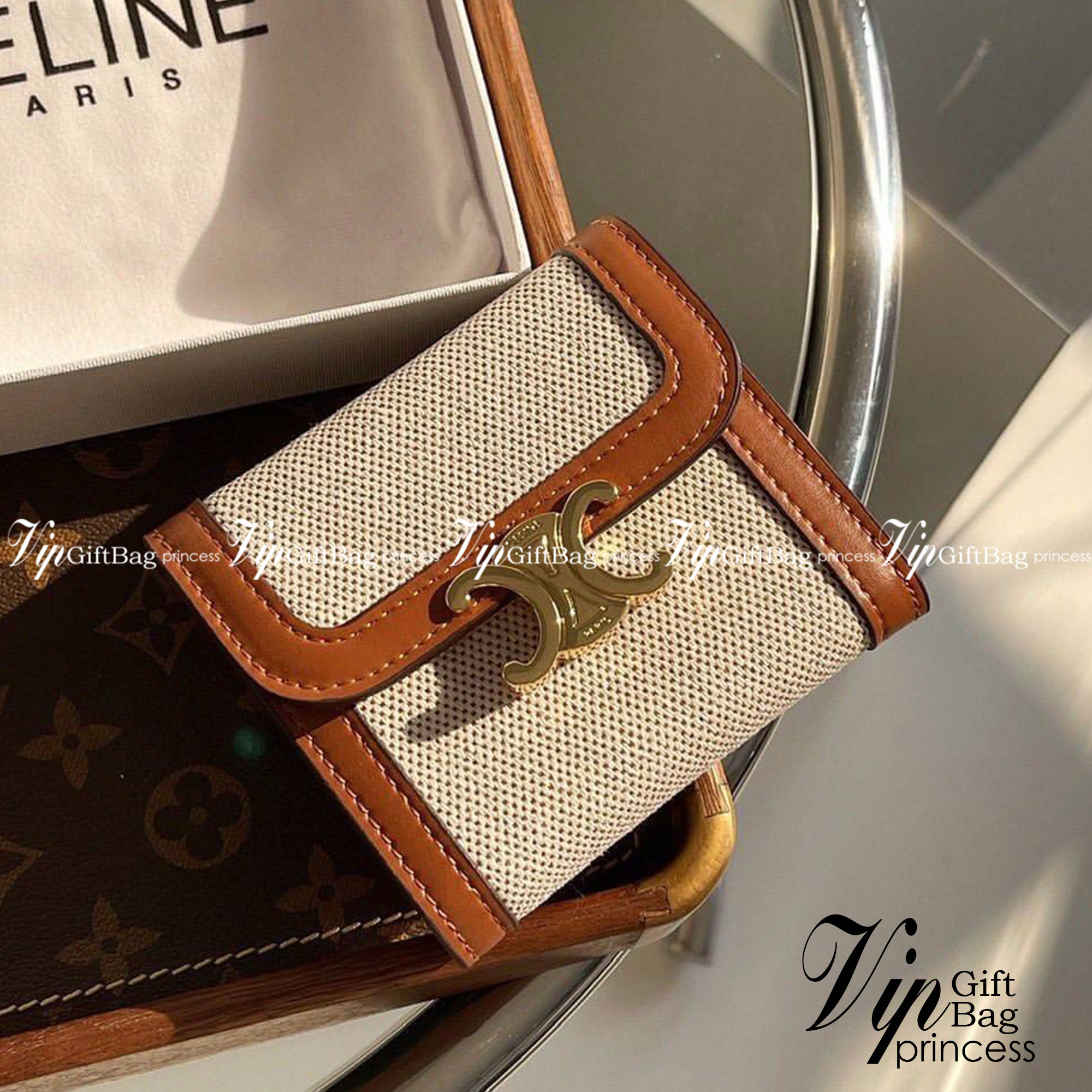 CELINE SHORT WALLET กระเป๋าสตางค์ซีลีนใบสั้น สวยหรูอยู่ทรงมีโลโก้ด้านหน้าเปิดปิดด้วยฝาพับกระดุมแม่เหล็ก ภายในมีช่องแบ่งหลายช่อง มีช่องใส่บัตรหลายช่อง มีช่องใส่เหรียญ ช่องใส่ธนบัตร ใส่แบงก์พันได้เยอะเหมือนกระเป๋าสตางค์ยาว ไอเท็มแนะนำพร้อมส่งที่ไทยในราคาสุด
