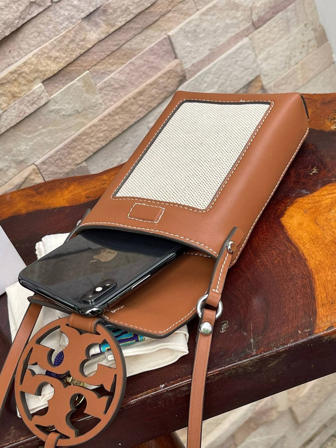 ของแท้ 💯% Tory Burch Miller Leather & Canvas Crossbody Phone Case ขึ้นชื่อว่ากระเป๋าสำหรับใส่มือถือหรือของจุกจิกต่างๆ โดยให้เหมาะกับการใช้งานนั้นมีไม่มาก คอลเลคชั่นนี้ออกมาเพื่อเอาใจสาวๆโดยเฉพาะ สีสันสุภาพ