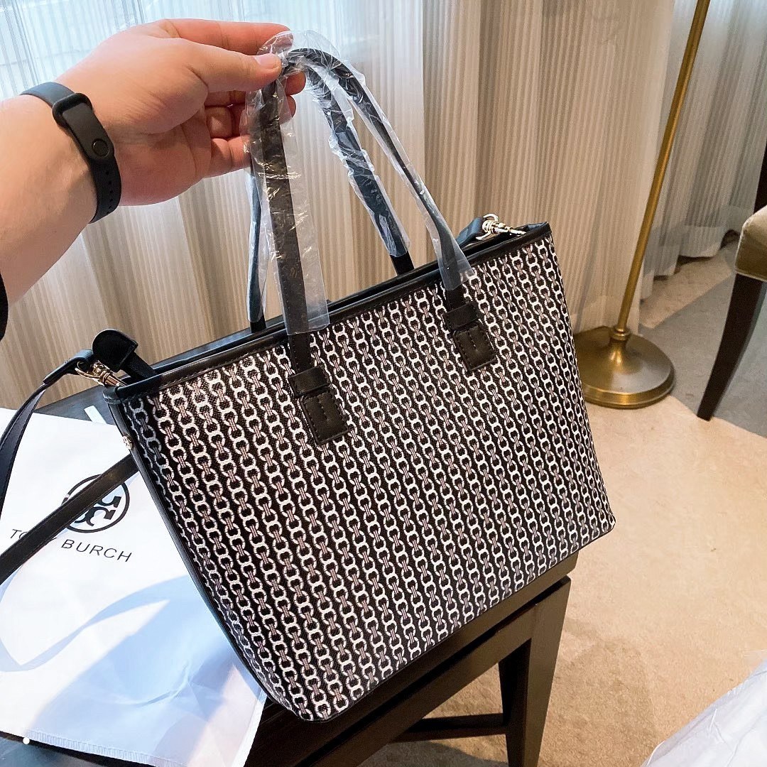 ของแท้ 💯% TORY BURCH TOTE BAG กระเป๋าสะพายไหล่ทรงช้อปปิ้ง ทรงคลาสสิค ฮิตตลอดกาล ทรงสวยขนาดกำลังดี ตัวกระเป๋า วัสดุหนัง Pu ด้านหน้าติดโลโก้แบรนด์ /ประดับด้วยพวงกุญแจหนัง