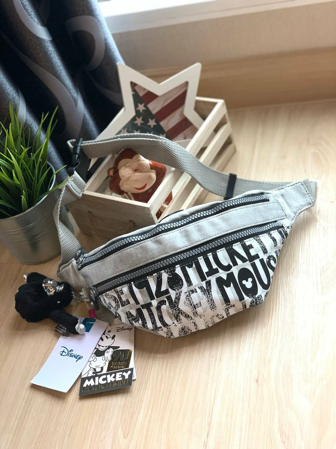 Kipling Women's Metallic Disney's® Mickey Mouse Yasemina Fanny Pack อีกหนึ่งaccessories จากคอลเลคชั่นลิมิเตทมิคกี้ที่ออกมาในรูปแบบกระเป๋าคาดอกหรือคาดเอว วัสดุsynthetic material ด้วยรูปแบบทันสมัยและลงตัว สามารถใช้งานติดตามไปได้ทุกที่เลยคร้า!!