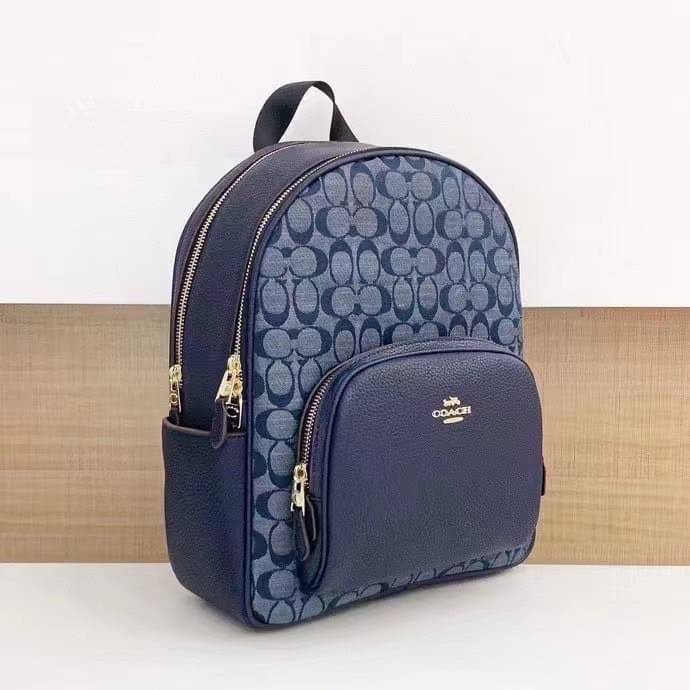 COACH COURT BACKPACK IN SIGNATURE 🌈 สวยกันก่อนใคร วางน้องไม่ลงเลยจริงๆค่าา 😍 พร้อมส่ง! อีกหนึ่งกับกระเป๋าสะพายหลังแบบมีหูหิ้วในตัว ใส่สัมภาระได้เยอะ ครบครันค่ะ ใบจริง น่าใช้มากๆ พกพาสะดวกได้ทุกๆวัน แถมใส่ของได้จุ ไปไหนไปกันกับใบนี้ได้เลยค่