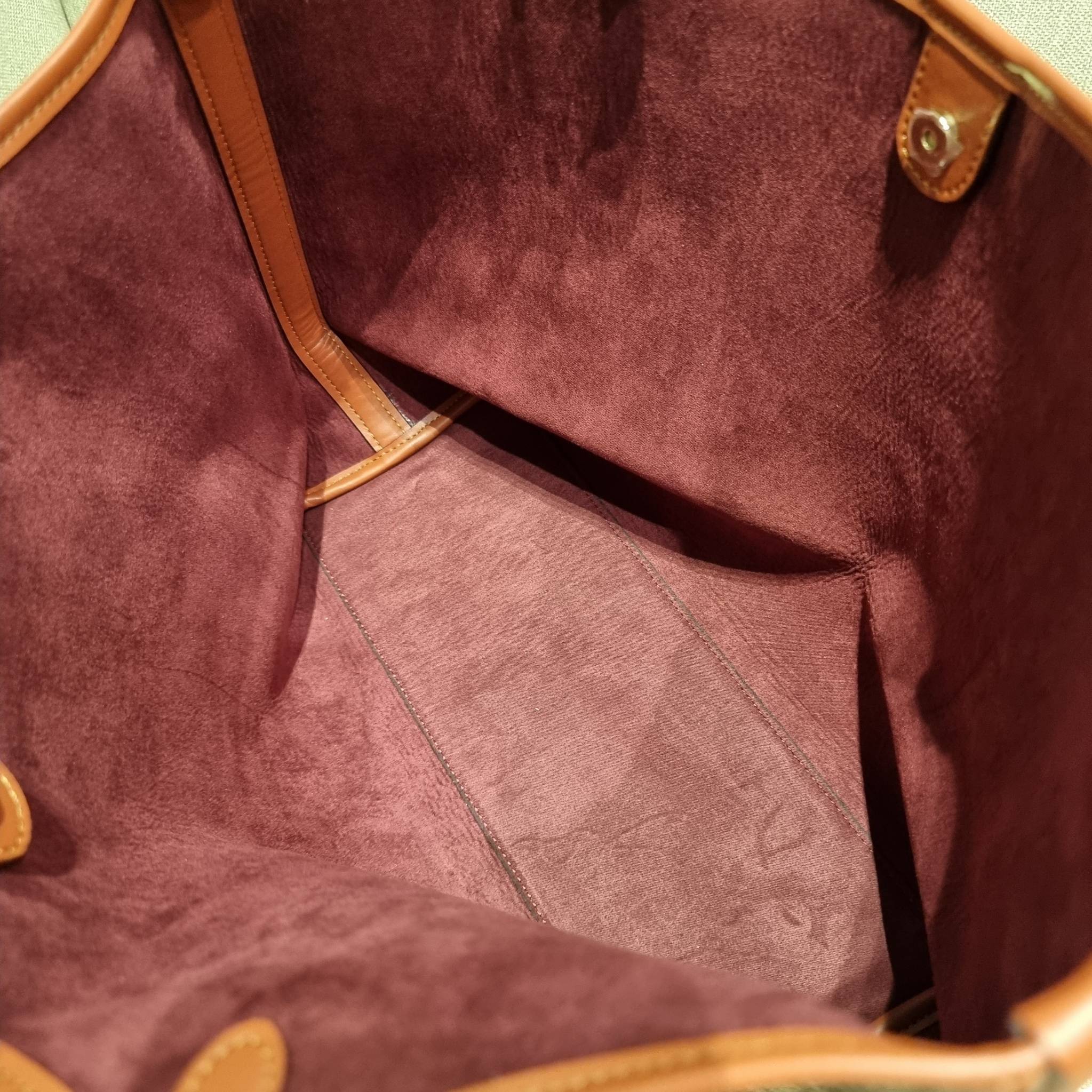 COACH C6336 DAY TOTE IN SIGNATURE CANVAS ใหม่ล่าสุด กับกระเป๋าทรงโท้ทใบใหญ่ สวยสะกดสายตา ด้วยดีไซน์ที่ดูเรียบง่าย แต่แฝงไปด้วยดีเทลเล็กๆ ที่เสริมให้ไอเท็มนี้ดูแพง พิเศษ กระเป๋าลูกใบเล็กอีกหนึ่งใบ พกติดกับกระเป๋า หรือจะเอาไปแยกใช้ก็ได้ วัสดุหนังแคนวาส สลับ