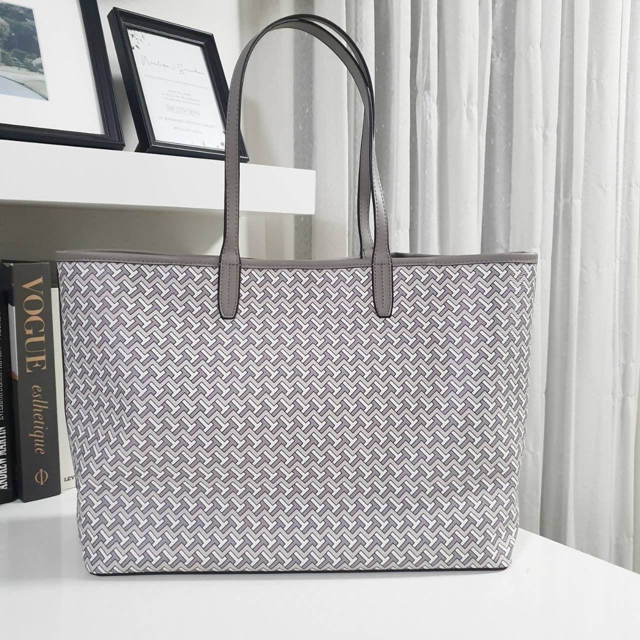 TORY BURCH T LINK TOTE BAG กระเป๋าสะพายไหล่ทรงช้อปปิ้ง ทรงคลาสสิค ฮิตตลอดกาล ทรงสวยขนาดกำลังดี ตัวกระเป๋า วัสดุหนัง PU ด้านหน้าติดโลโก้แบรนด์มาพร้อมที่คล้องกุญแจ ตัดแถบเส้นลายกราฟฟิค เปิดปิดด้วยกระดุมแม่เหล็ก ภายในมีช่องแยกลายแบรนด์สวยงาม โล่งกว้าง ภายในบ