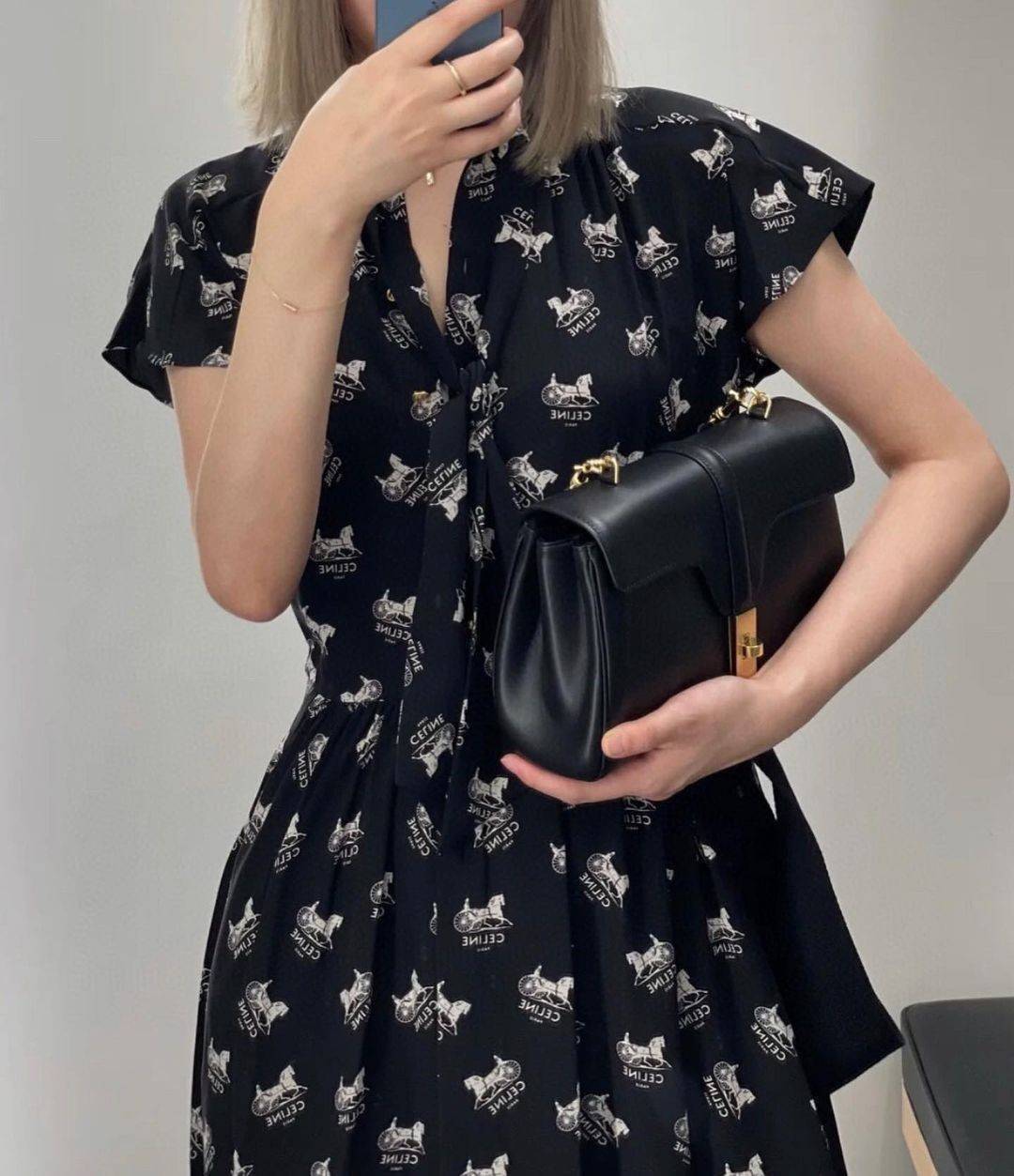 พร้อมส่งความสวย✴️นาทีนี้ต้อง CELINE TRIOMPHE CROSSBODY BAG SMOOTH CALFSKIN VIP GIFT WITH PURCHASE-GWP พรีเมี่ยมกิ๊ฟ Limited Edition จาก CELINE PERFUME DUTY FREE COUNTER วัสดุ หนังแท้ CALFSKIN ดีไซน์สวยหรูสุดคลาสสิคหนังเรียบสวยอยู่ทรงเปิดปิดด้วยฝาปิ