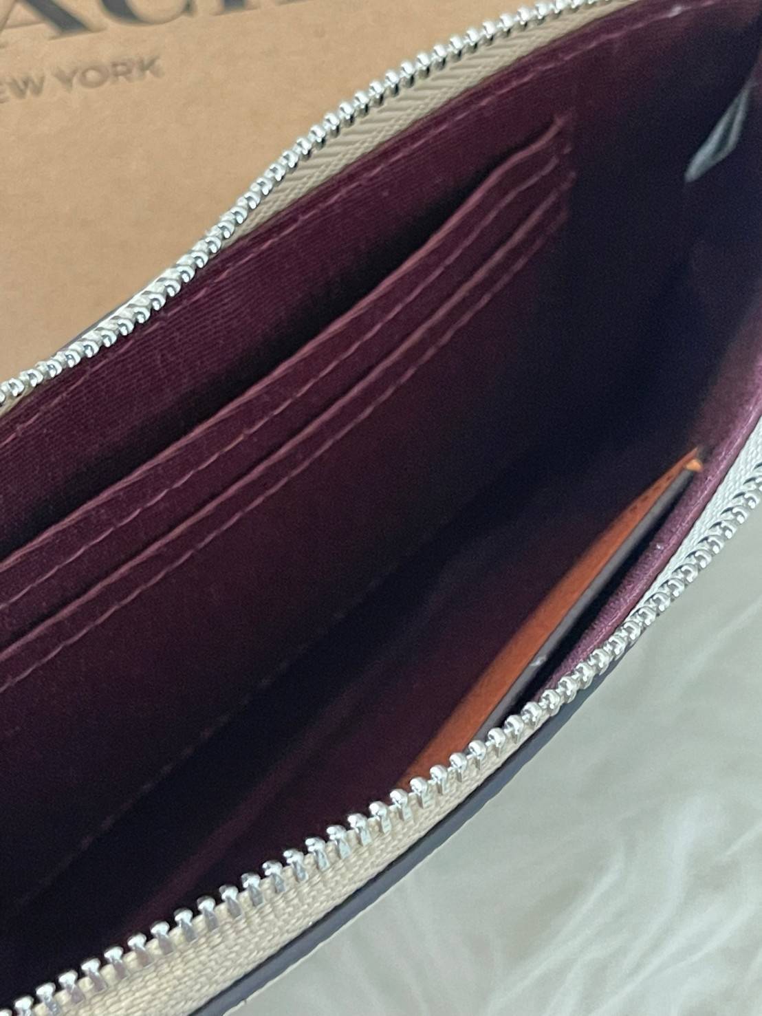 Coach & Disney Corner Zip Wristlet เปิดตัวคอลเลคชั่นเมื่อความดาร์กและโรแมนติกโคจรมาพบกัน เมื่อแบรนด์เครื่องหนังสัญชาติอเมริกัน Coach ร่วมมือกับ Disney สร้างสรรค์คอลเล็กชั่นพิเศษที่ได้รับแรงบันดาลใจมาจากเทพนิยายอเมริกันโกธิกของนิวยอร์ค ถ่ายทอดผ่านเหล่าตัวล