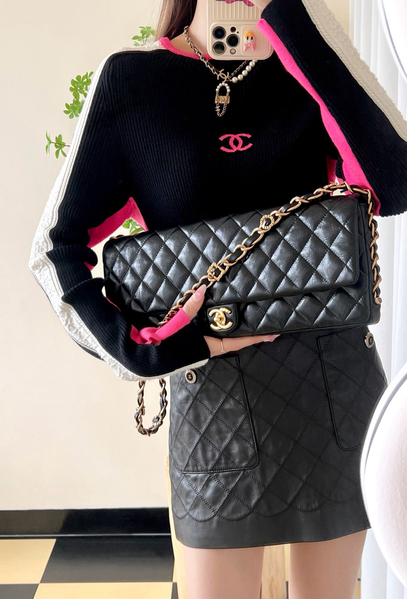 CHANEL Clutch Flap Bag กระเป๋าสะพายทรงคลาสสิค ไซส์ยาวพิเศษ หนังเรียบเงาผิวสัมผัสนุ่มลื่นมาก สวยหรูดูแพง ถือเป็นคลัชหรือสะพายไหล่ได้เก๋ๆ ใช้ยังไงก็ดูหรู ด้วยดีไซน์เฉพาะตัว ใบจริงสวยคมมาก