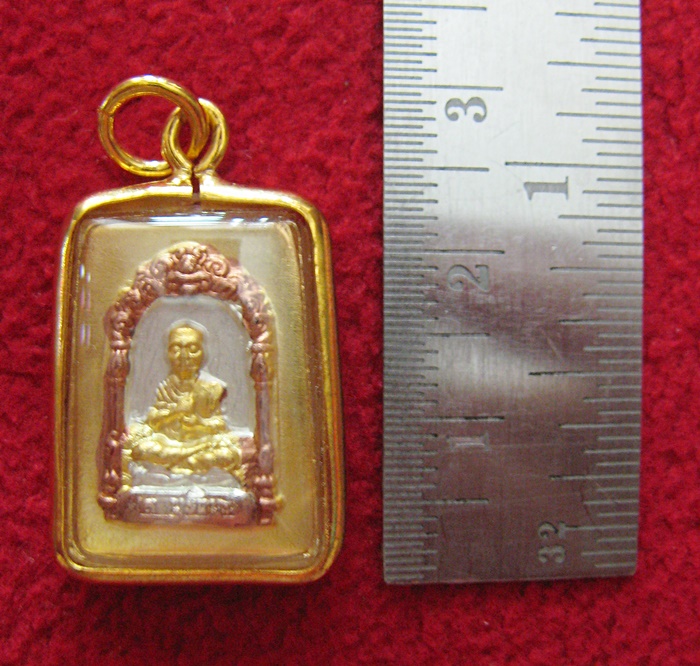 จี้พระสมเด็จหลังสมเด็จโตเนื้อสามกษัตริย์ล้อมเพชรเลี่ยมทองไมครอนพร้อมใบคาถาค่ะ