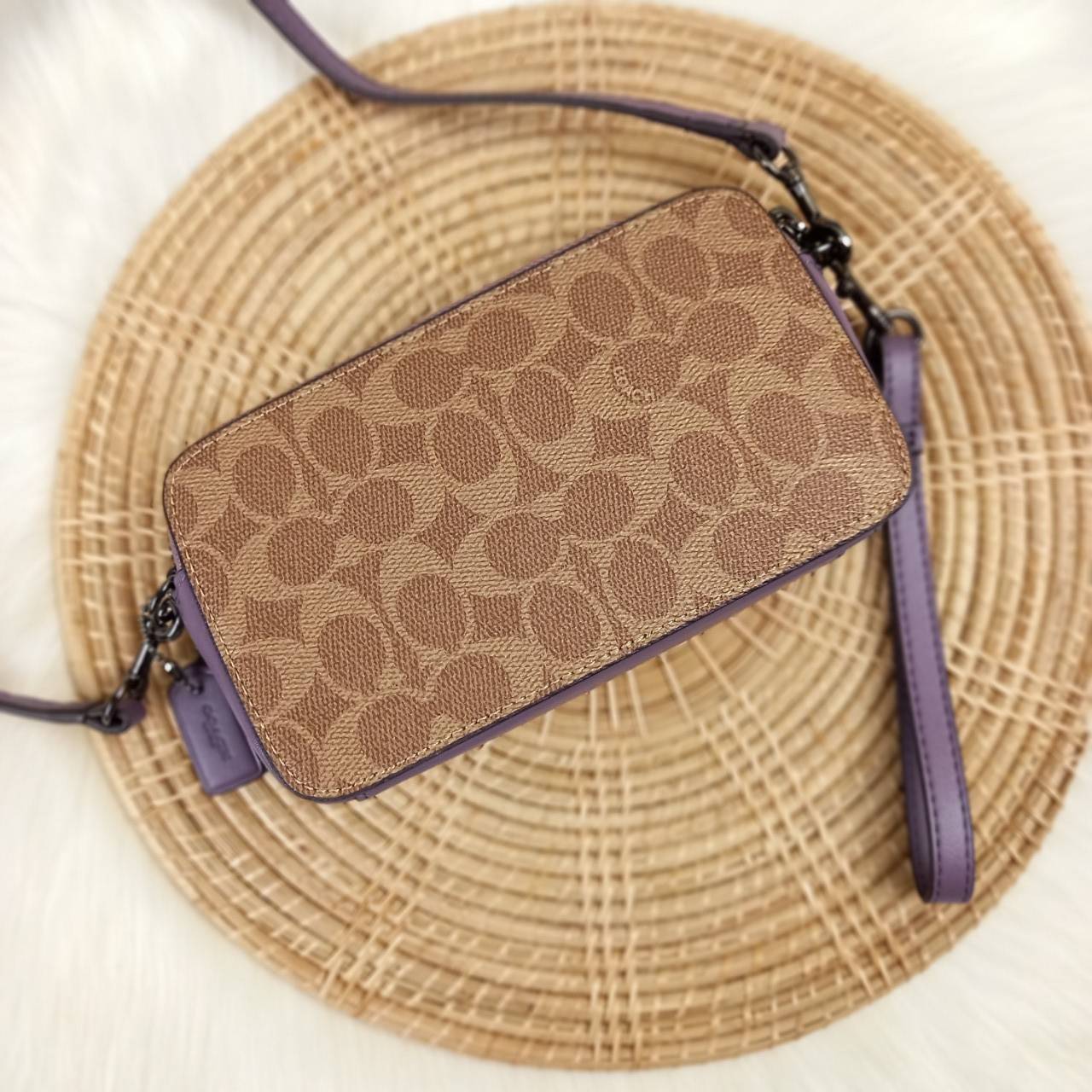 COACH KIRA CROSSBODY IN SIGNATURE CANVAS (COACH F89399)🍁เหมาะมือมาก หยิบใช้ง่ายสบายเลย🌈//รุ่นนี้ จะถือ จะคล้องมือ สะพายคลอสบอดี้ ได้หลายลุค จัดวางตามต้องการได้เลย // มีสายคล้องมือ และสายยาว สามารถถอดได้ทั้ง 2 สาย //เปิด-ปิดด้วยซิป มี2 ช่อง