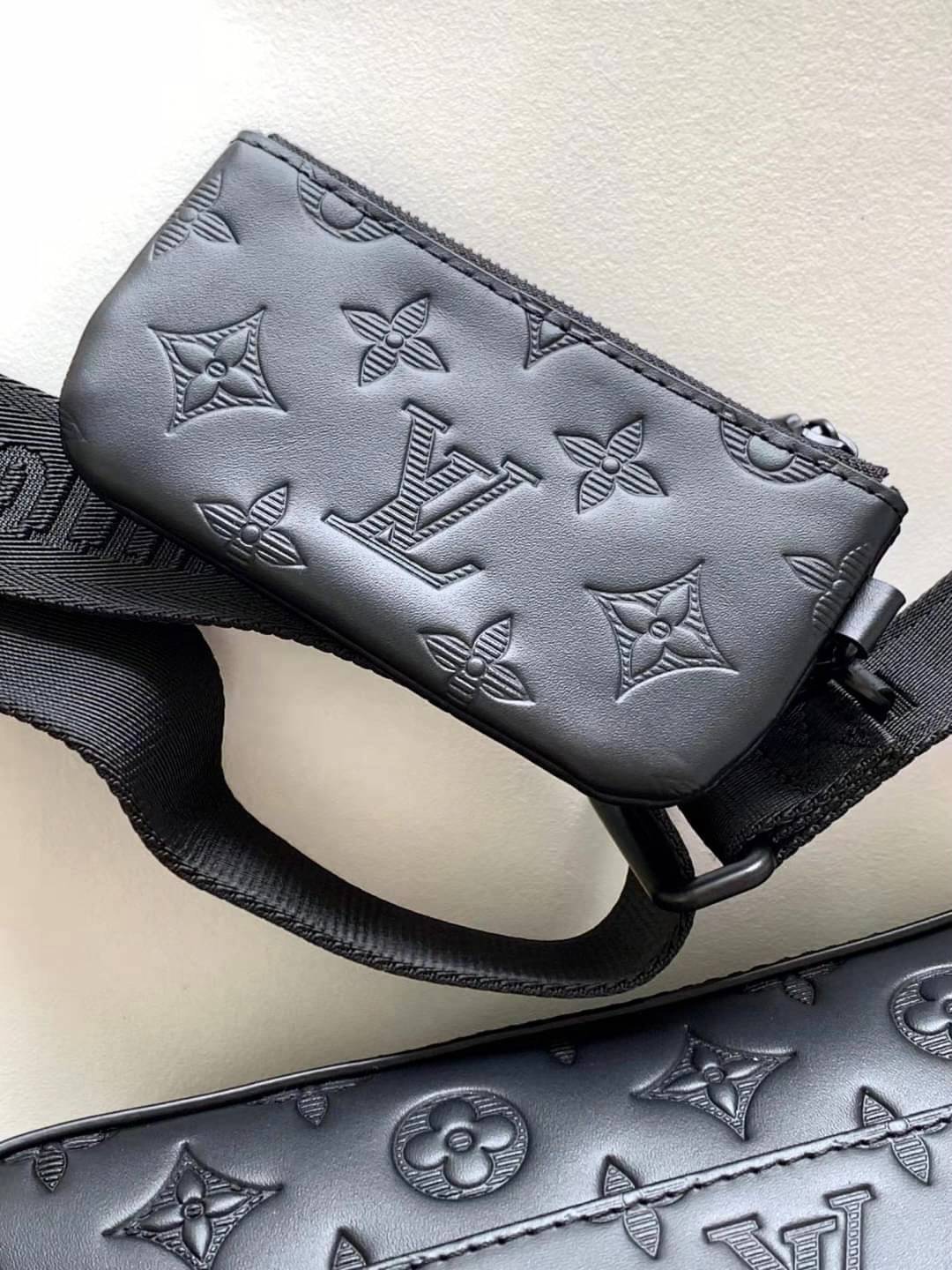 LV Duo messenger Black Monogram Shadow เกรดใช้งานสลับใบจริงได้ เทพออริจินอล เนื้องานสวยงาม หนังแท้ ใช้ได้ทั้งชายหญิง ภาพสินค้าถ่ายจากงานขายจริงใช้งานต่างประเทศได้