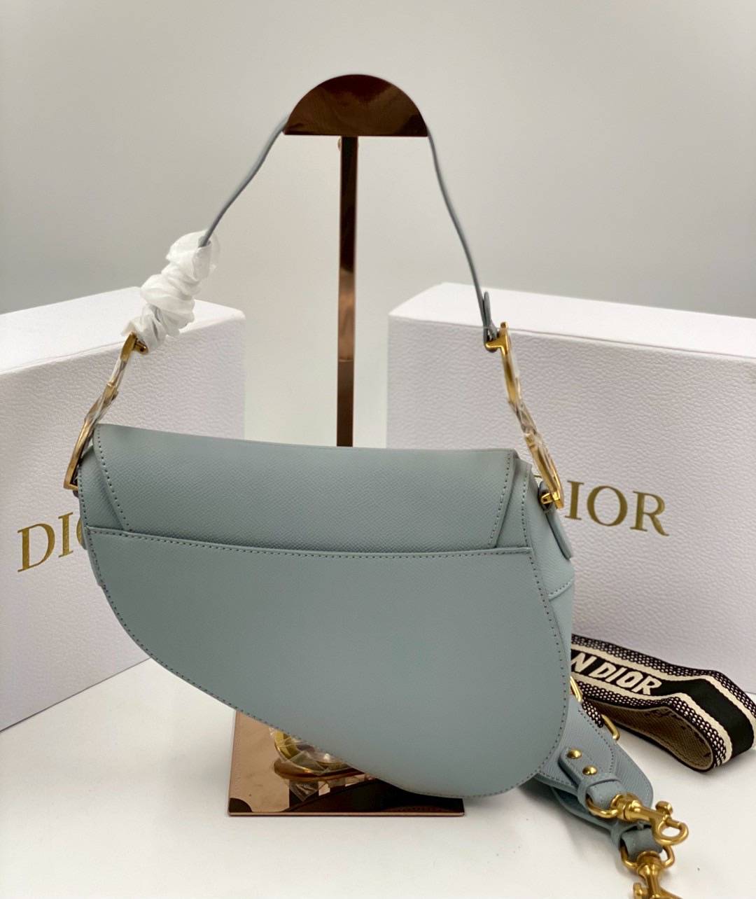ORI หนังแท้ | DIOR Saddle Bag with Strap Grained Leather กระเป๋าถือ/สะพายทรงอานม้า รุ่นยอดนิยมที่มีเอกลักษณ์สวยงามเหนือกาลเวลา ลูกเล่นห้อยด้วยตัวอักษร D ตรงหูหิ้วมีกิมมิค CD สวยหรูดูแพง